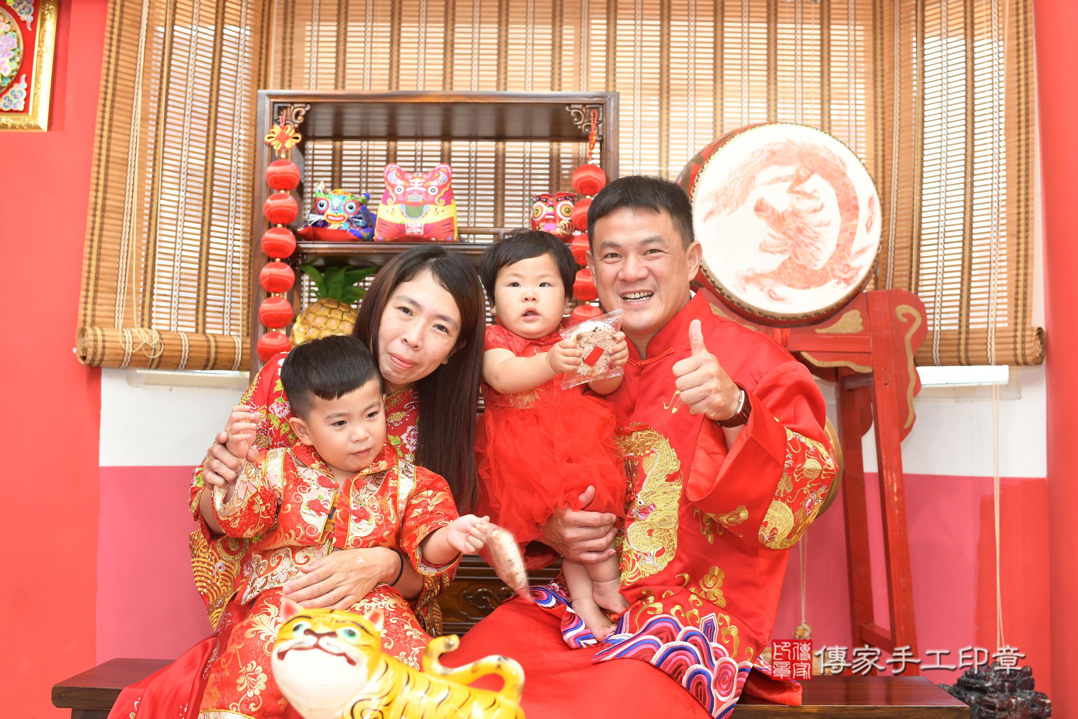 傳家手工印章高雄店、抓周、度脺、中國風會場、傳家嬰兒古禮、吉祥話、抓周道具物品24種、拍照。抓周證書。寶寶抓周、滿周歲、生日快樂、祝福