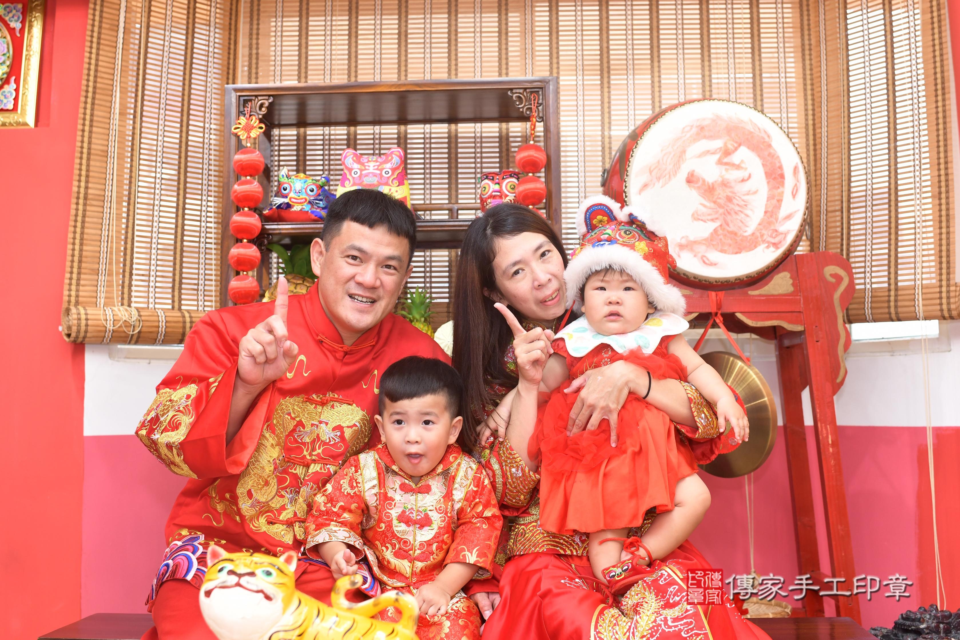 傳家手工印章高雄店、抓周、度脺、中國風會場、傳家嬰兒古禮、吉祥話、抓周道具物品24種、拍照。抓周證書。寶寶抓周、滿周歲、生日快樂、祝福