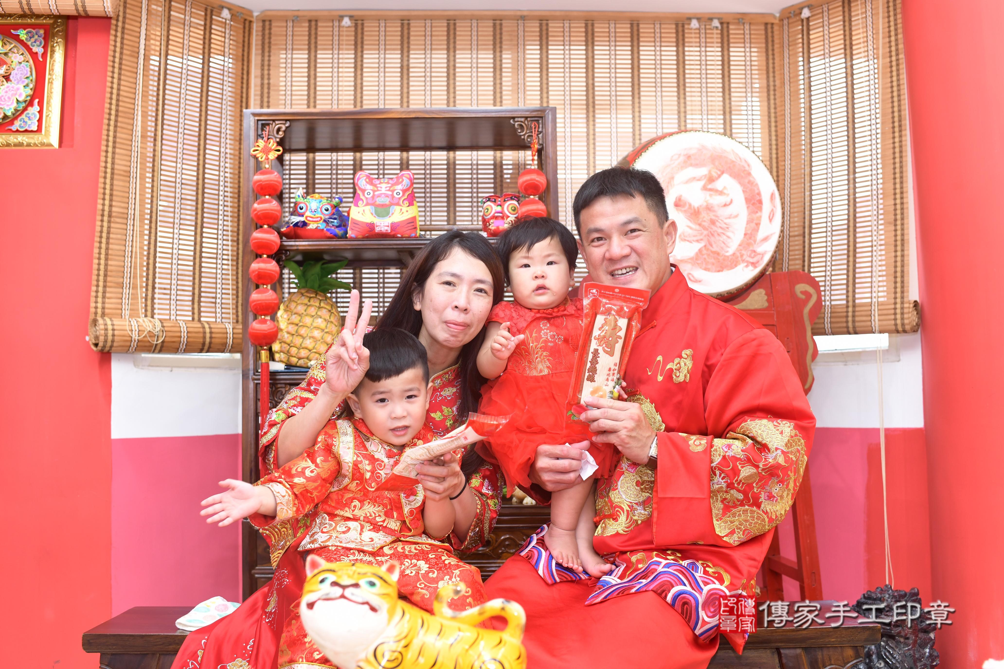 傳家手工印章高雄店、抓周、度脺、中國風會場、傳家嬰兒古禮、吉祥話、抓周道具物品24種、拍照。抓周證書。寶寶抓周、滿周歲、生日快樂、祝福
