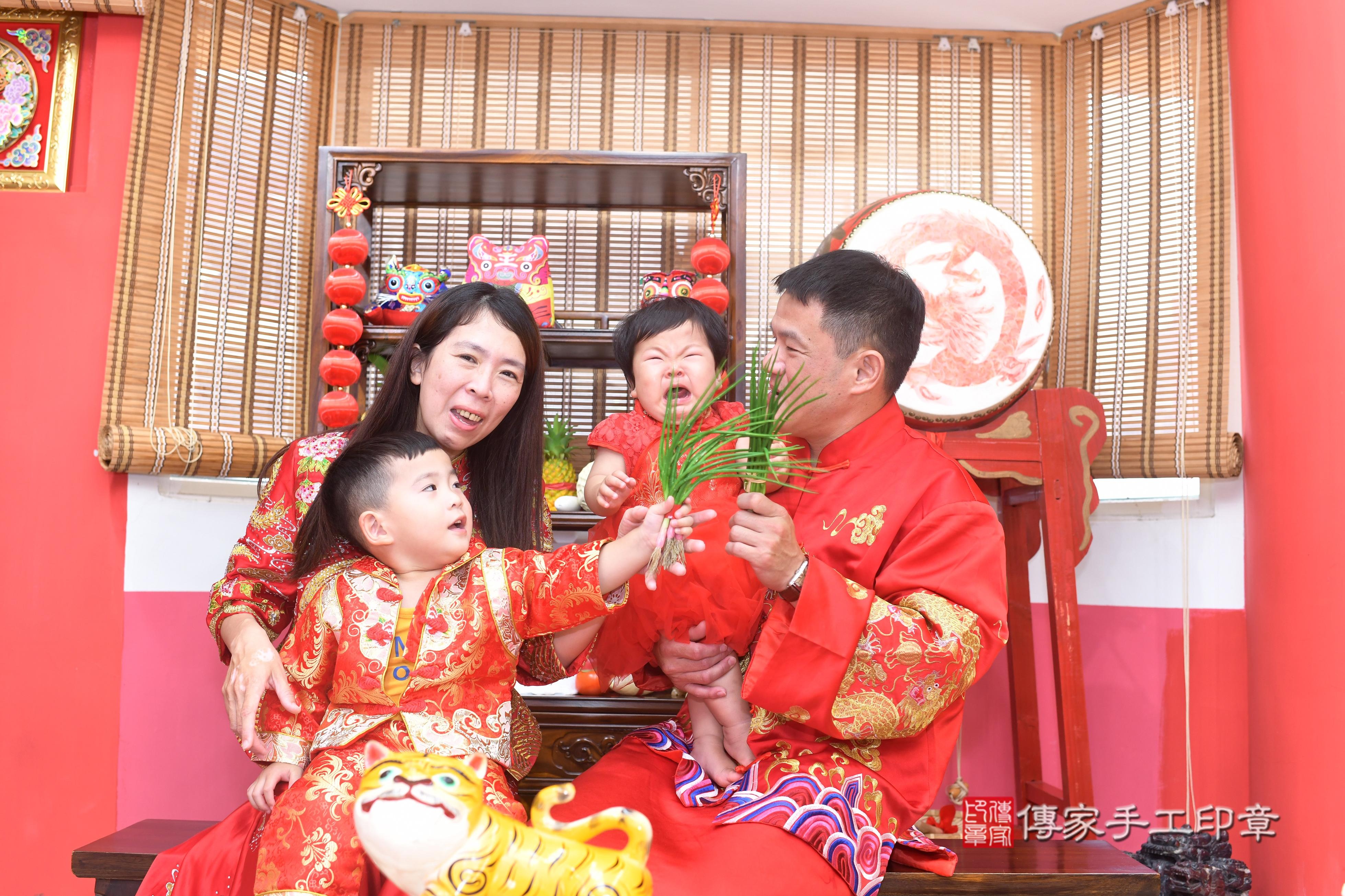 傳家手工印章高雄店、抓周、度脺、中國風會場、傳家嬰兒古禮、吉祥話、抓周道具物品24種、拍照。抓周證書。寶寶抓周、滿周歲、生日快樂、祝福