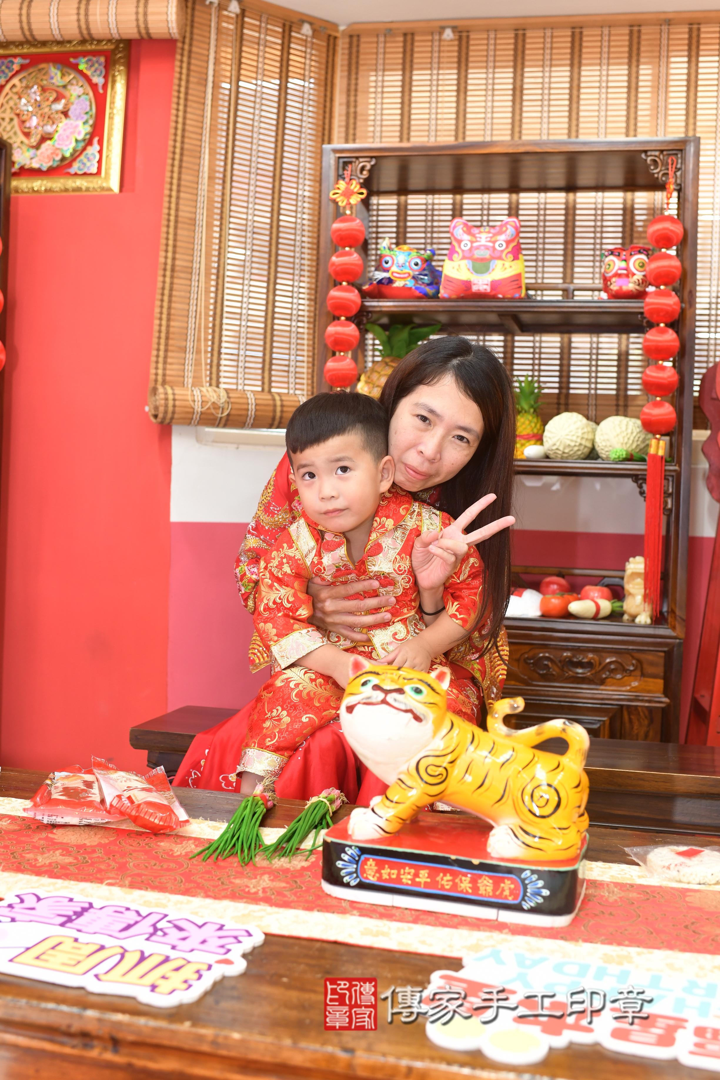 傳家手工印章高雄店、抓周、度脺、中國風會場、傳家嬰兒古禮、吉祥話、抓周道具物品24種、拍照。抓周證書。寶寶抓周、滿周歲、生日快樂、祝福
