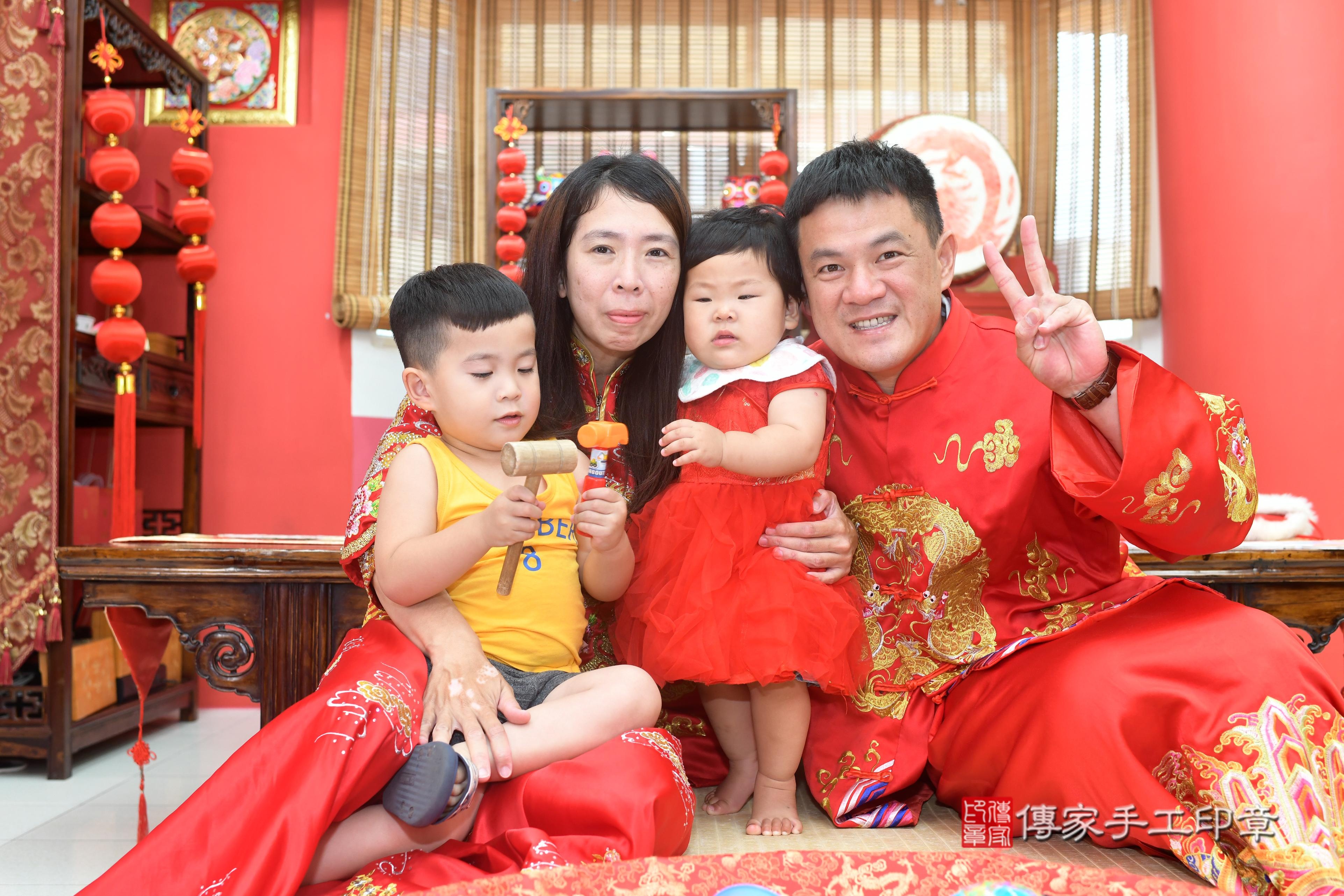 傳家手工印章高雄店、抓周、度脺、中國風會場、傳家嬰兒古禮、吉祥話、抓周道具物品24種、拍照。抓周證書。寶寶抓周、滿周歲、生日快樂、祝福