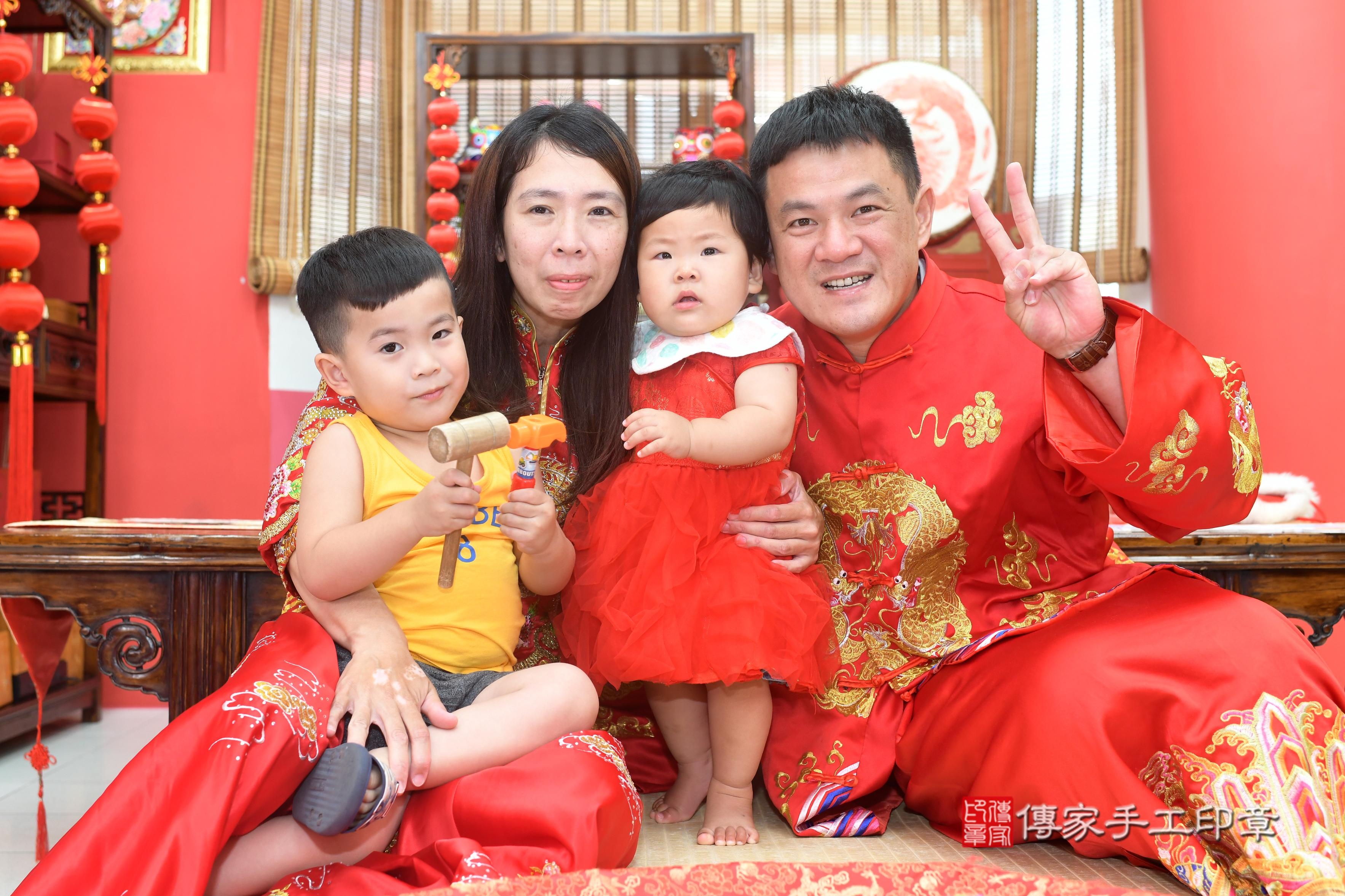 傳家手工印章高雄店、抓周、度脺、中國風會場、傳家嬰兒古禮、吉祥話、抓周道具物品24種、拍照。抓周證書。寶寶抓周、滿周歲、生日快樂、祝福
