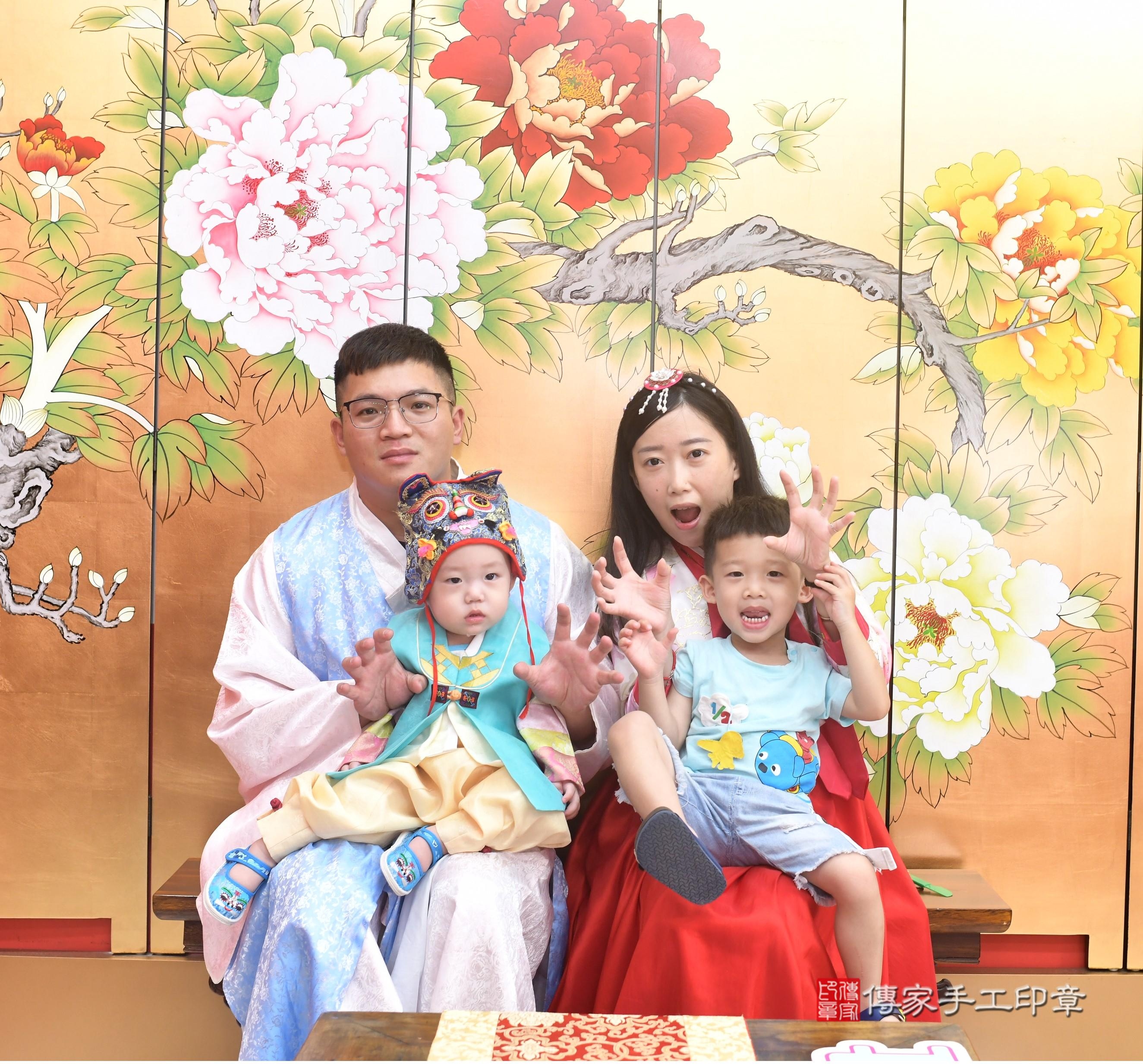 傳家手工印章高雄店、抓周、度脺、中國風會場、傳家嬰兒古禮、吉祥話、抓周道具物品24種、拍照。抓周證書。寶寶抓周、滿周歲、生日快樂、祝福