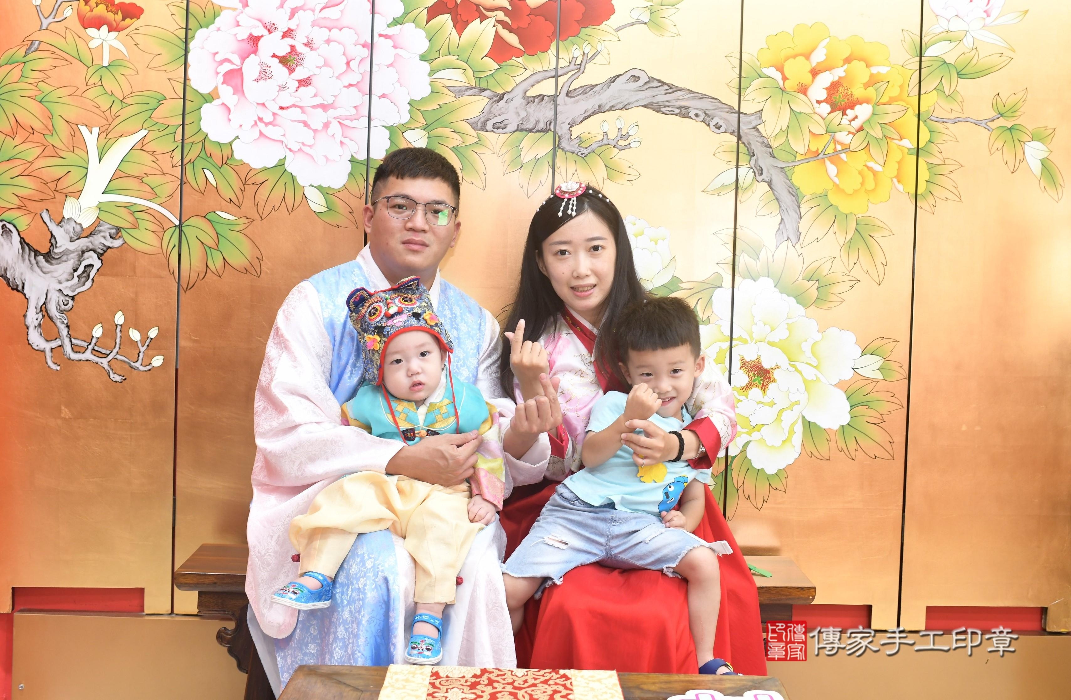 傳家手工印章高雄店、抓周、度脺、中國風會場、傳家嬰兒古禮、吉祥話、抓周道具物品24種、拍照。抓周證書。寶寶抓周、滿周歲、生日快樂、祝福