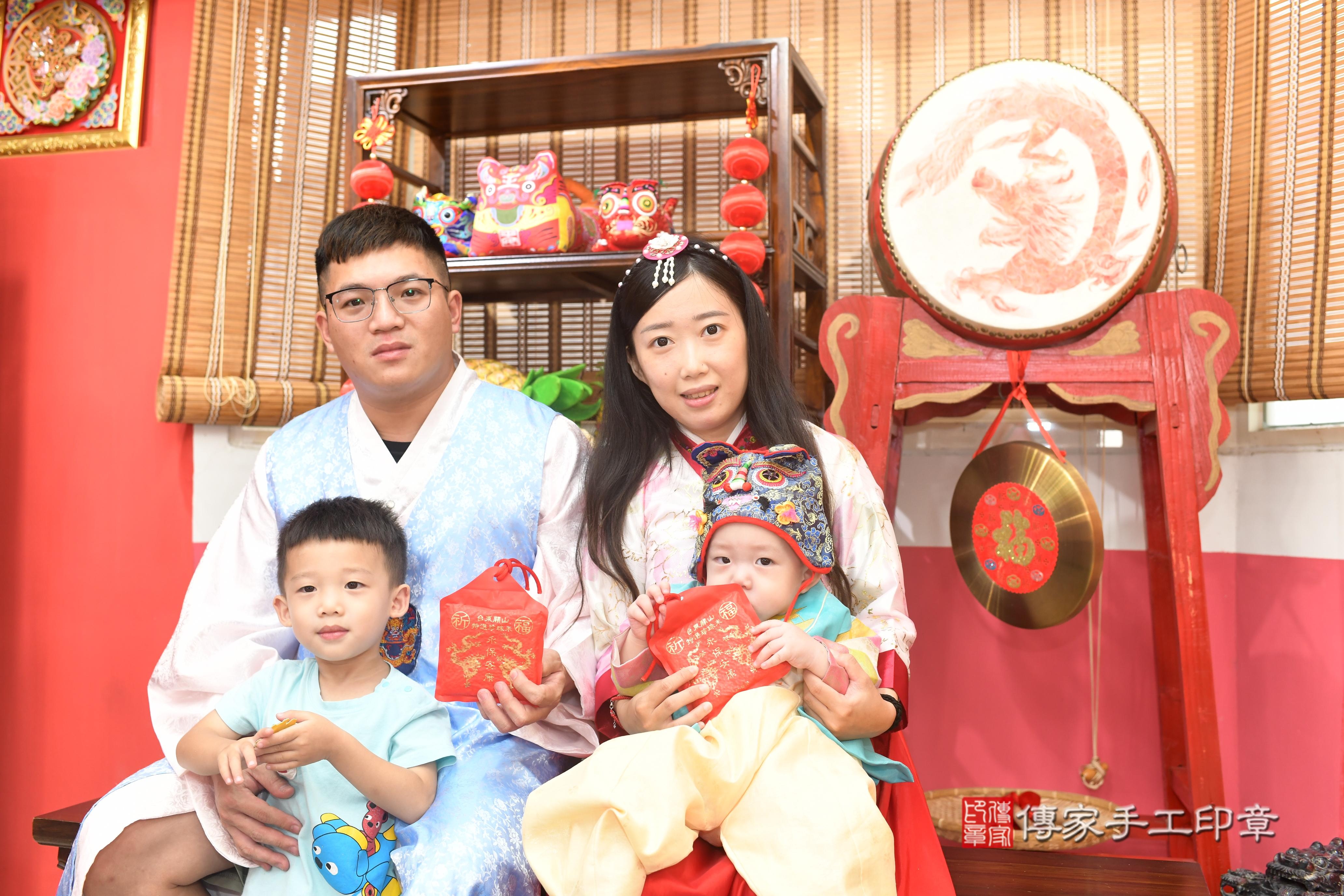 傳家手工印章高雄店、抓周、度脺、中國風會場、傳家嬰兒古禮、吉祥話、抓周道具物品24種、拍照。抓周證書。寶寶抓周、滿周歲、生日快樂、祝福