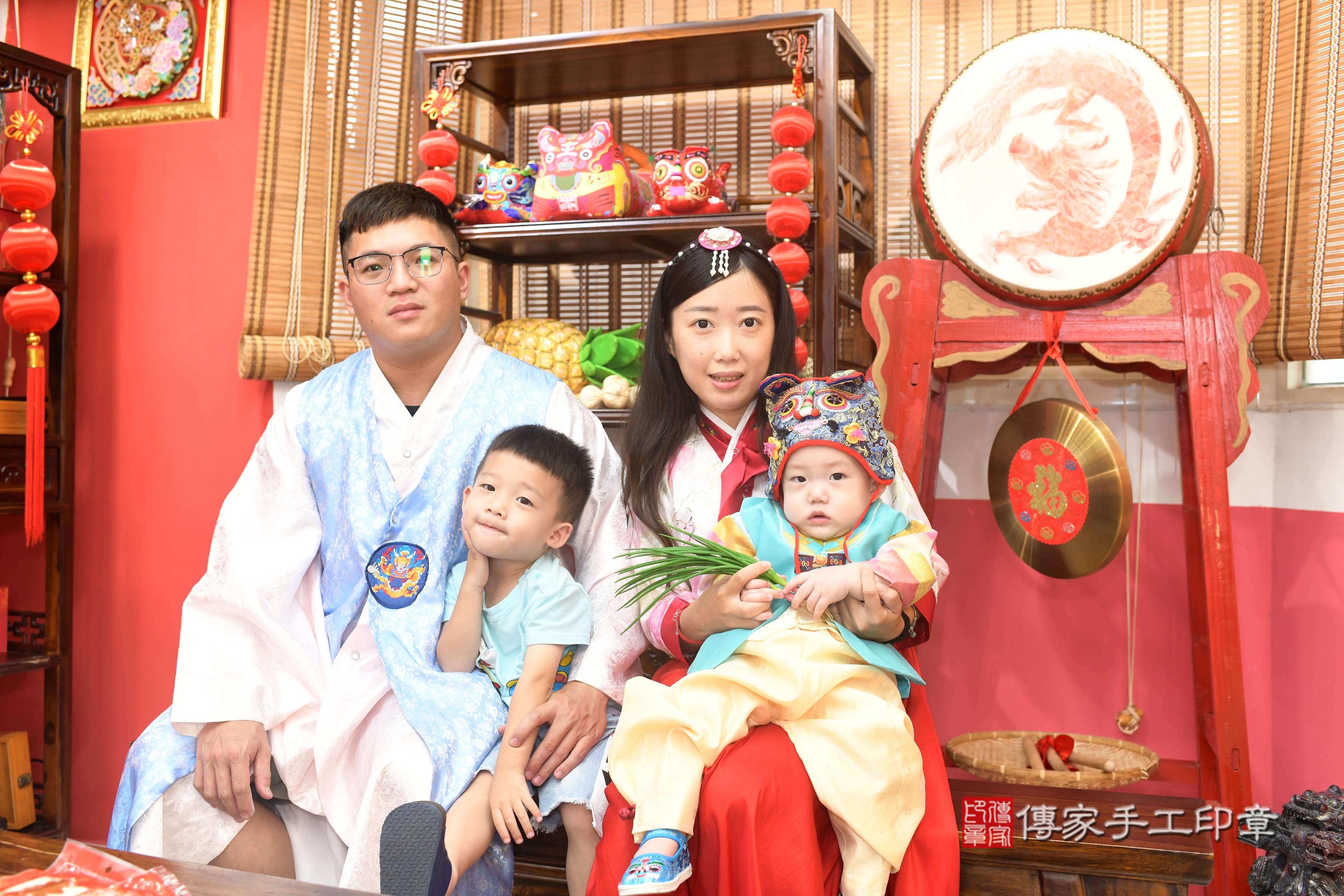 傳家手工印章高雄店、抓周、度脺、中國風會場、傳家嬰兒古禮、吉祥話、抓周道具物品24種、拍照。抓周證書。寶寶抓周、滿周歲、生日快樂、祝福