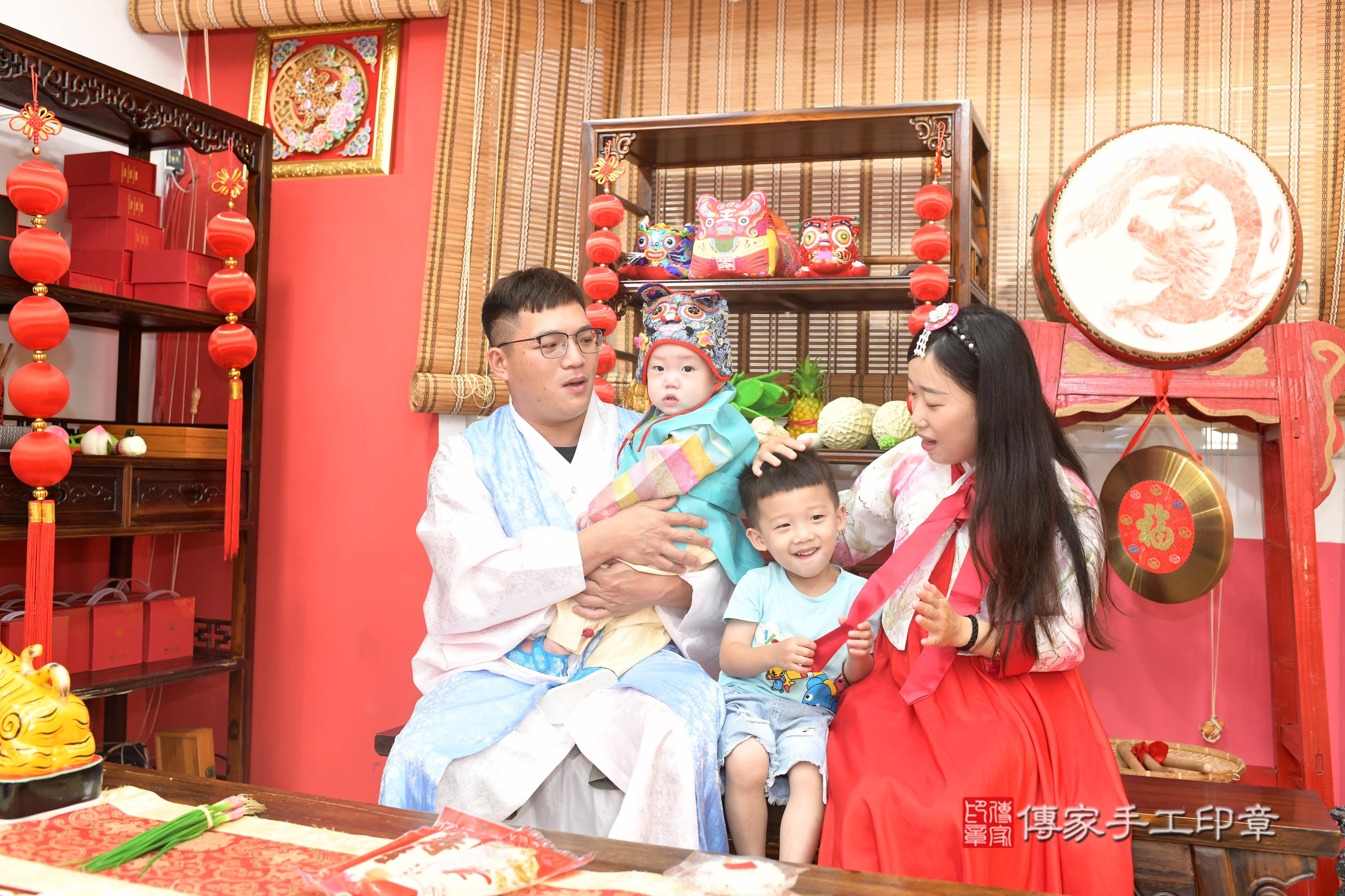 傳家手工印章高雄店、抓周、度脺、中國風會場、傳家嬰兒古禮、吉祥話、抓周道具物品24種、拍照。抓周證書。寶寶抓周、滿周歲、生日快樂、祝福