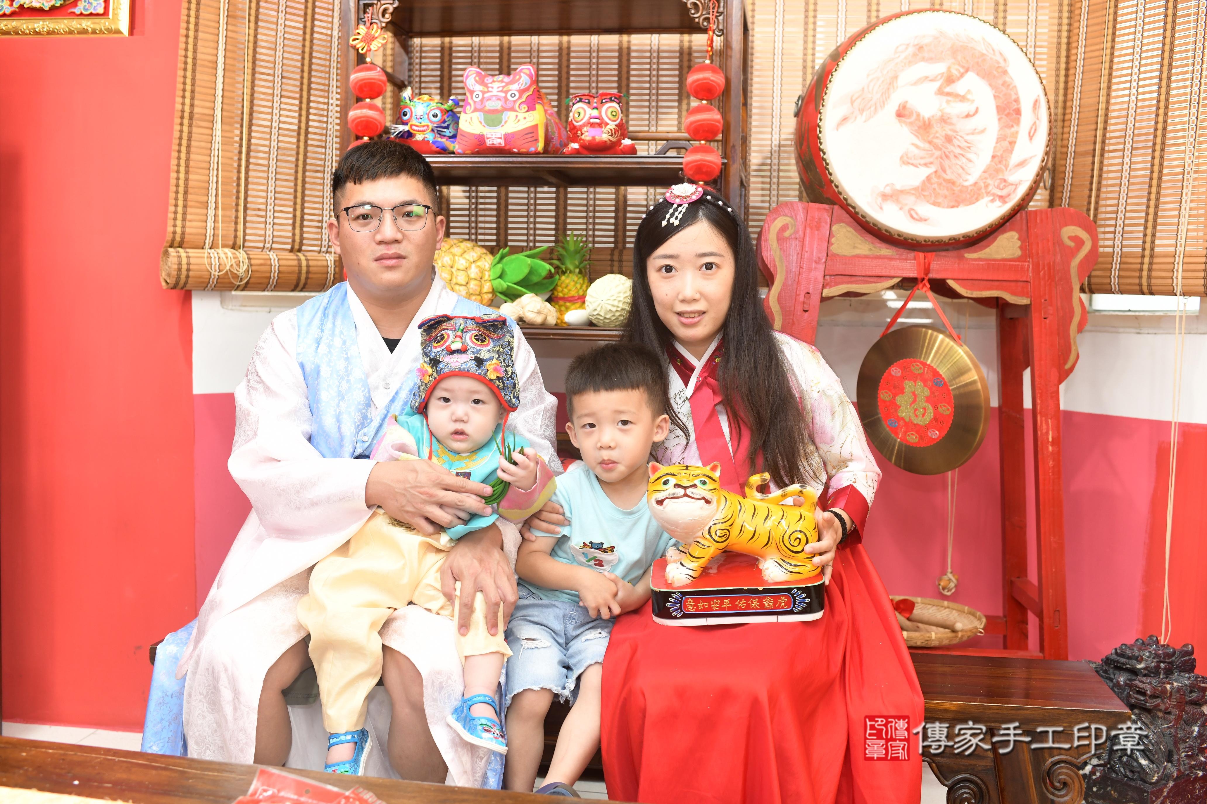 傳家手工印章高雄店、抓周、度脺、中國風會場、傳家嬰兒古禮、吉祥話、抓周道具物品24種、拍照。抓周證書。寶寶抓周、滿周歲、生日快樂、祝福