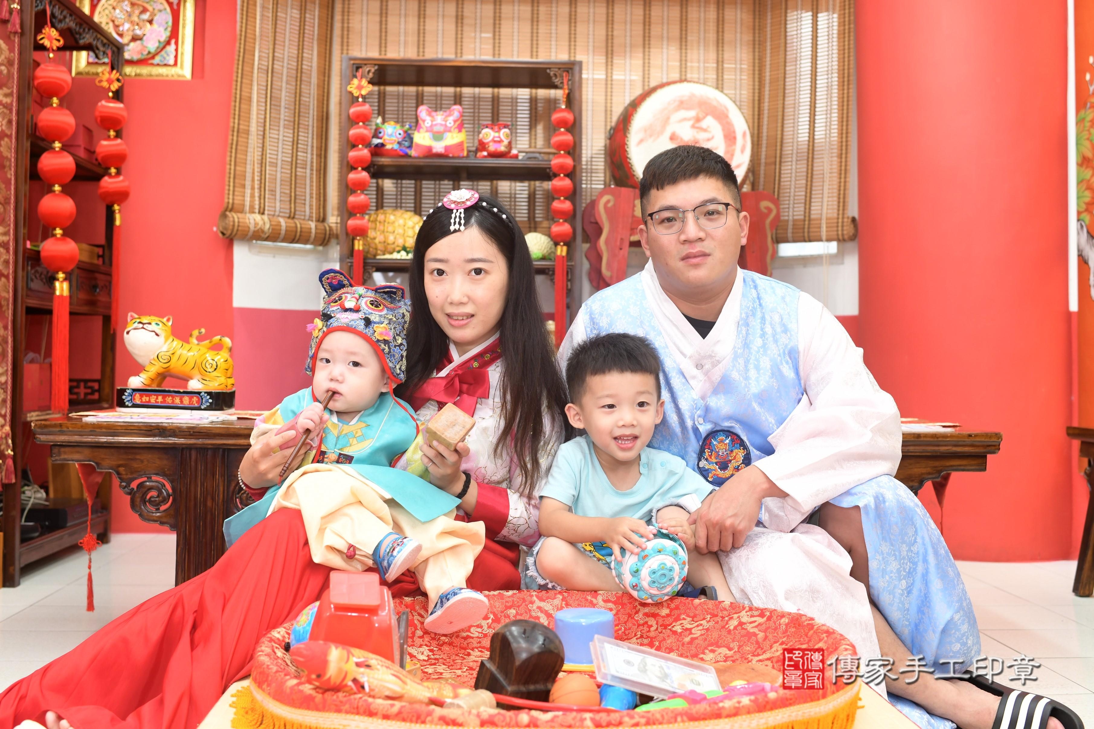 傳家手工印章高雄店、抓周、度脺、中國風會場、傳家嬰兒古禮、吉祥話、抓周道具物品24種、拍照。抓周證書。寶寶抓周、滿周歲、生日快樂、祝福