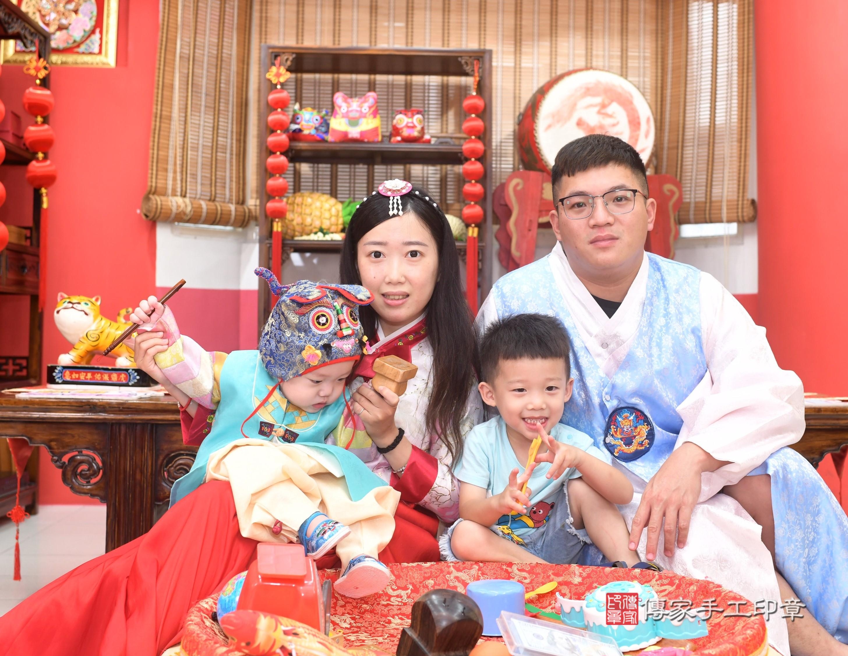 傳家手工印章高雄店、抓周、度脺、中國風會場、傳家嬰兒古禮、吉祥話、抓周道具物品24種、拍照。抓周證書。寶寶抓周、滿周歲、生日快樂、祝福