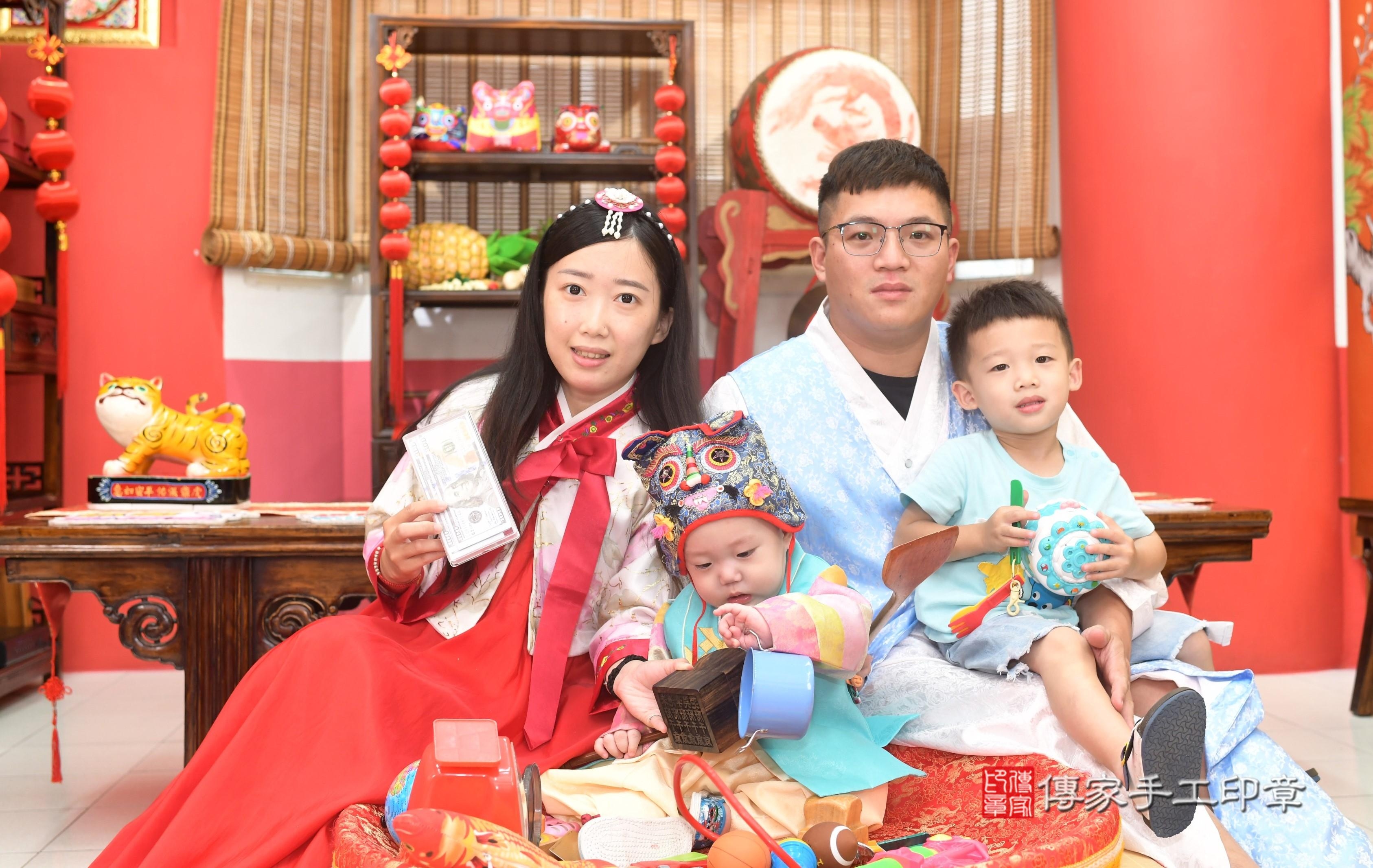 傳家手工印章高雄店、抓周、度脺、中國風會場、傳家嬰兒古禮、吉祥話、抓周道具物品24種、拍照。抓周證書。寶寶抓周、滿周歲、生日快樂、祝福