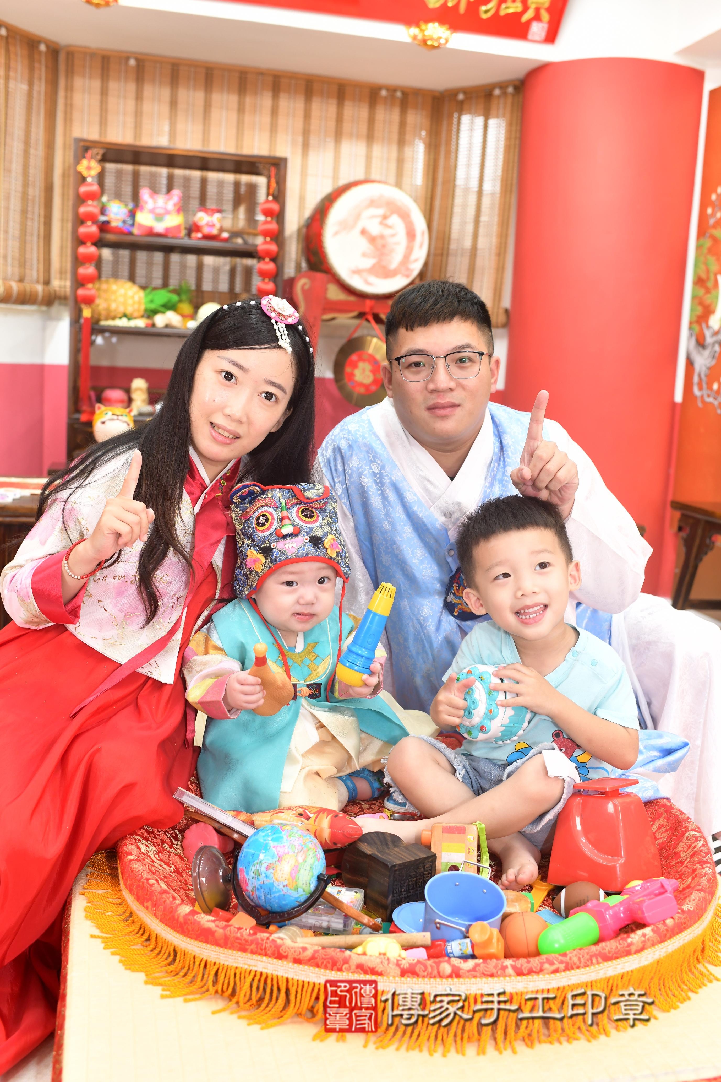 傳家手工印章高雄店、抓周、度脺、中國風會場、傳家嬰兒古禮、吉祥話、抓周道具物品24種、拍照。抓周證書。寶寶抓周、滿周歲、生日快樂、祝福