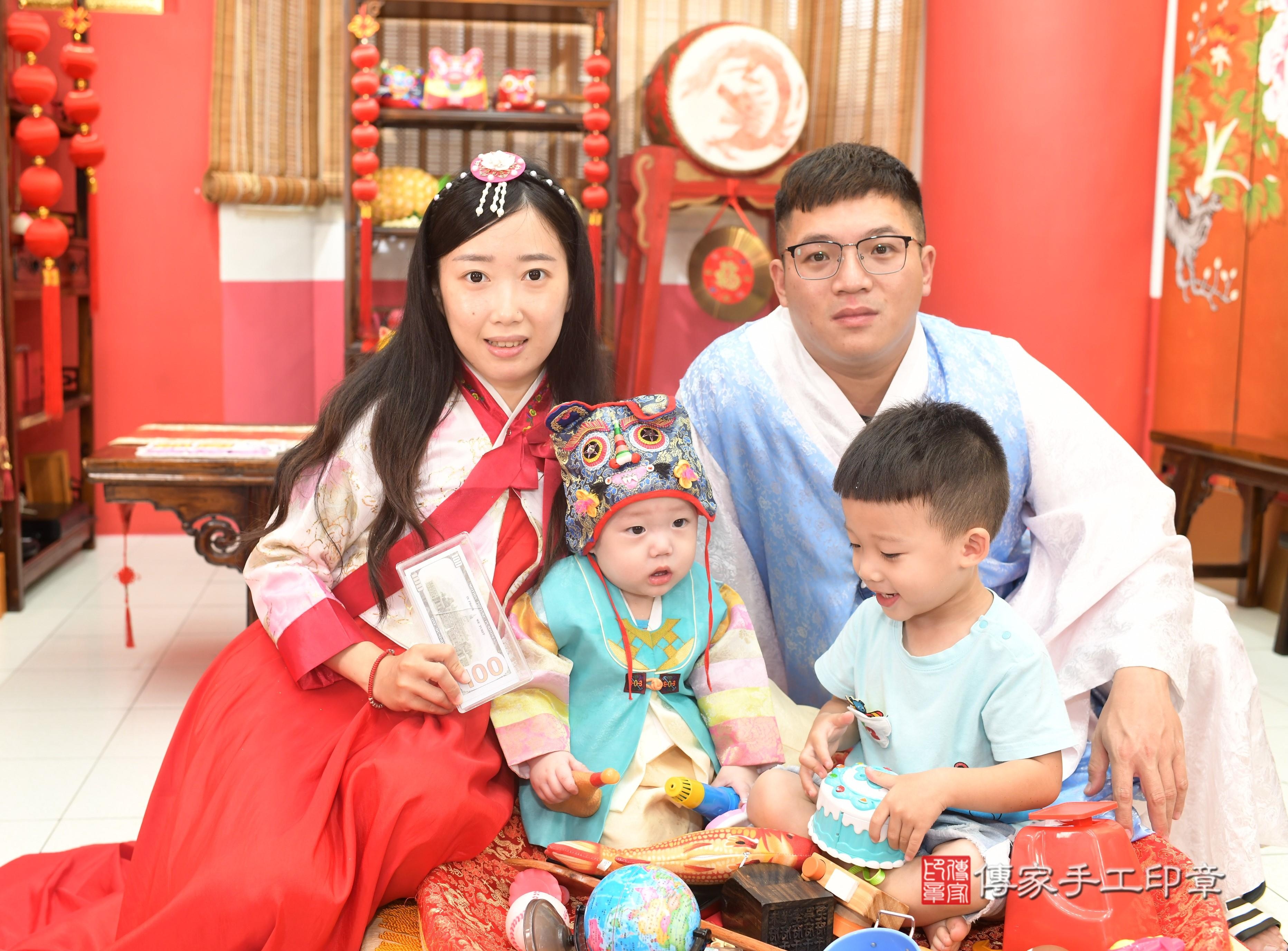 傳家手工印章高雄店、抓周、度脺、中國風會場、傳家嬰兒古禮、吉祥話、抓周道具物品24種、拍照。抓周證書。寶寶抓周、滿周歲、生日快樂、祝福
