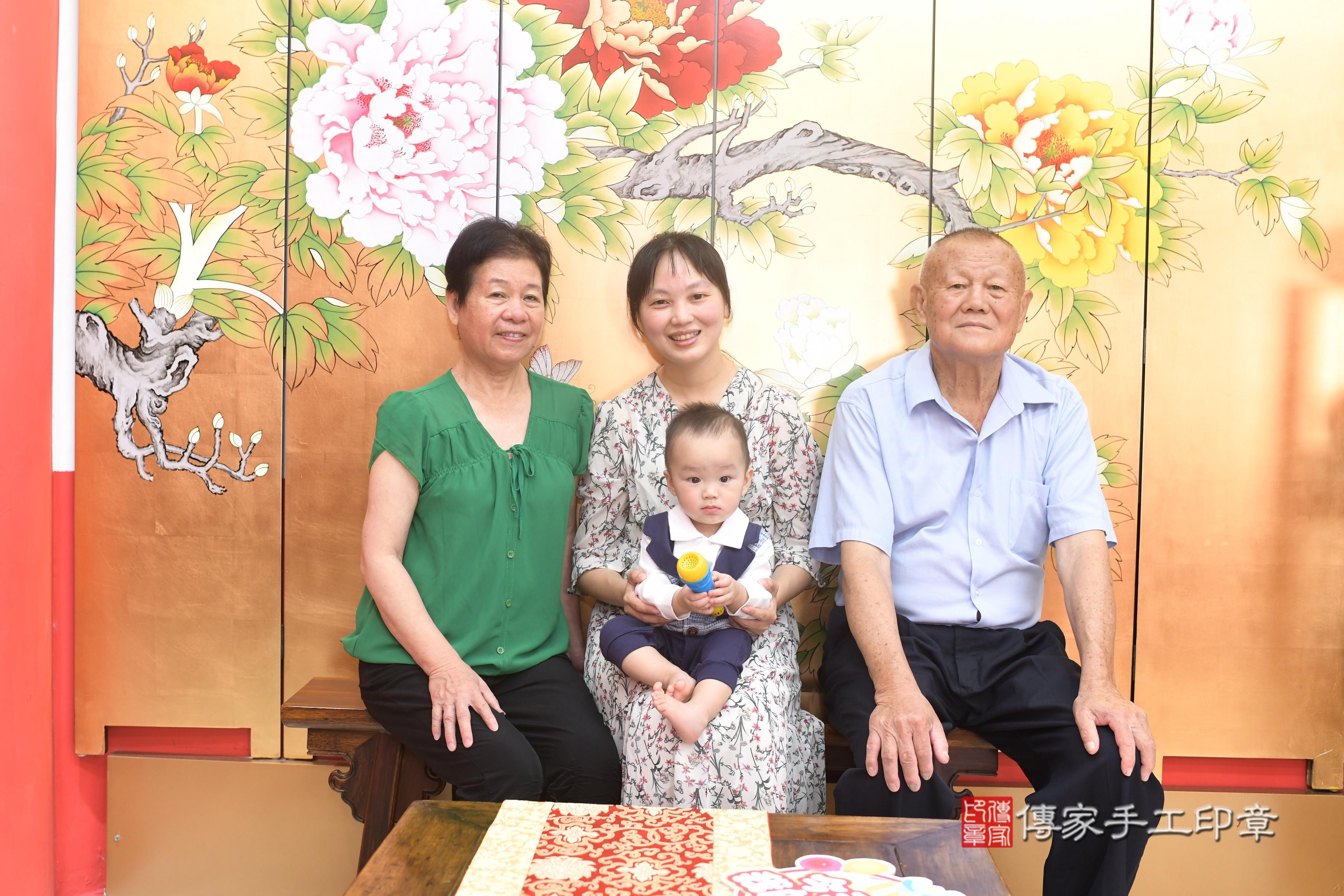 傳家手工印章高雄店、抓周、度脺、中國風會場、傳家嬰兒古禮、吉祥話、抓周道具物品24種、拍照。抓周證書。寶寶抓周、滿周歲、生日快樂、祝福