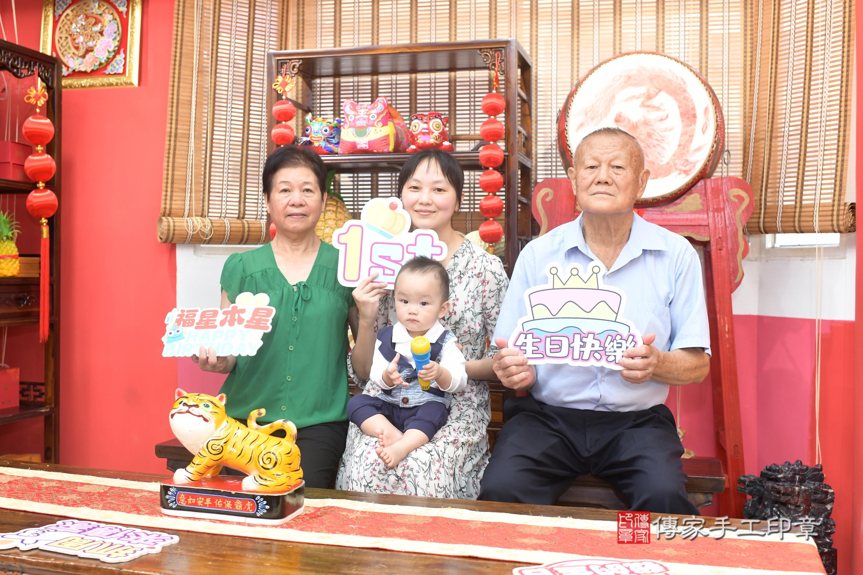 傳家手工印章高雄店、抓周、度脺、中國風會場、傳家嬰兒古禮、吉祥話、抓周道具物品24種、拍照。抓周證書。寶寶抓周、滿周歲、生日快樂、祝福