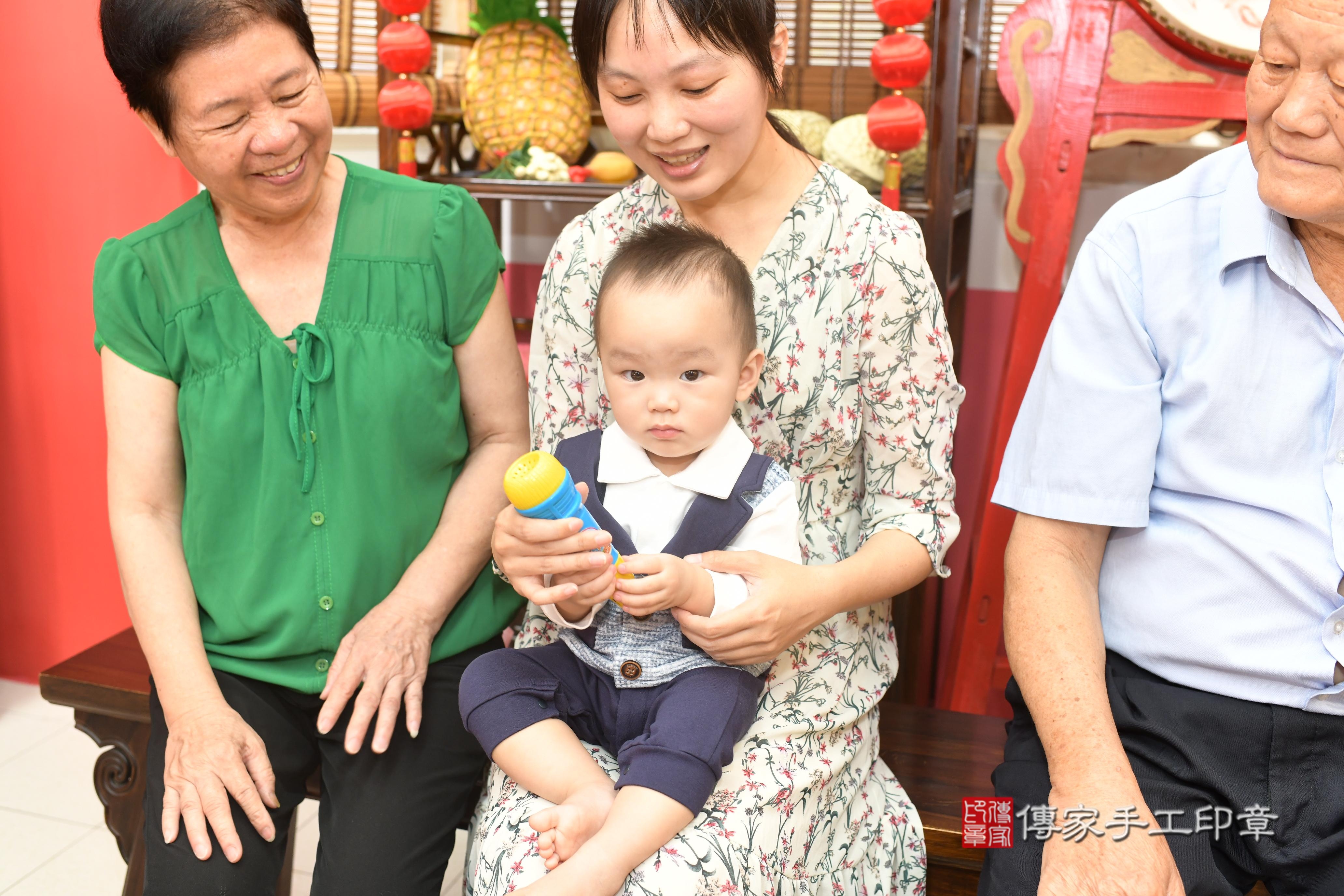 傳家手工印章高雄店、抓周、度脺、中國風會場、傳家嬰兒古禮、吉祥話、抓周道具物品24種、拍照。抓周證書。寶寶抓周、滿周歲、生日快樂、祝福