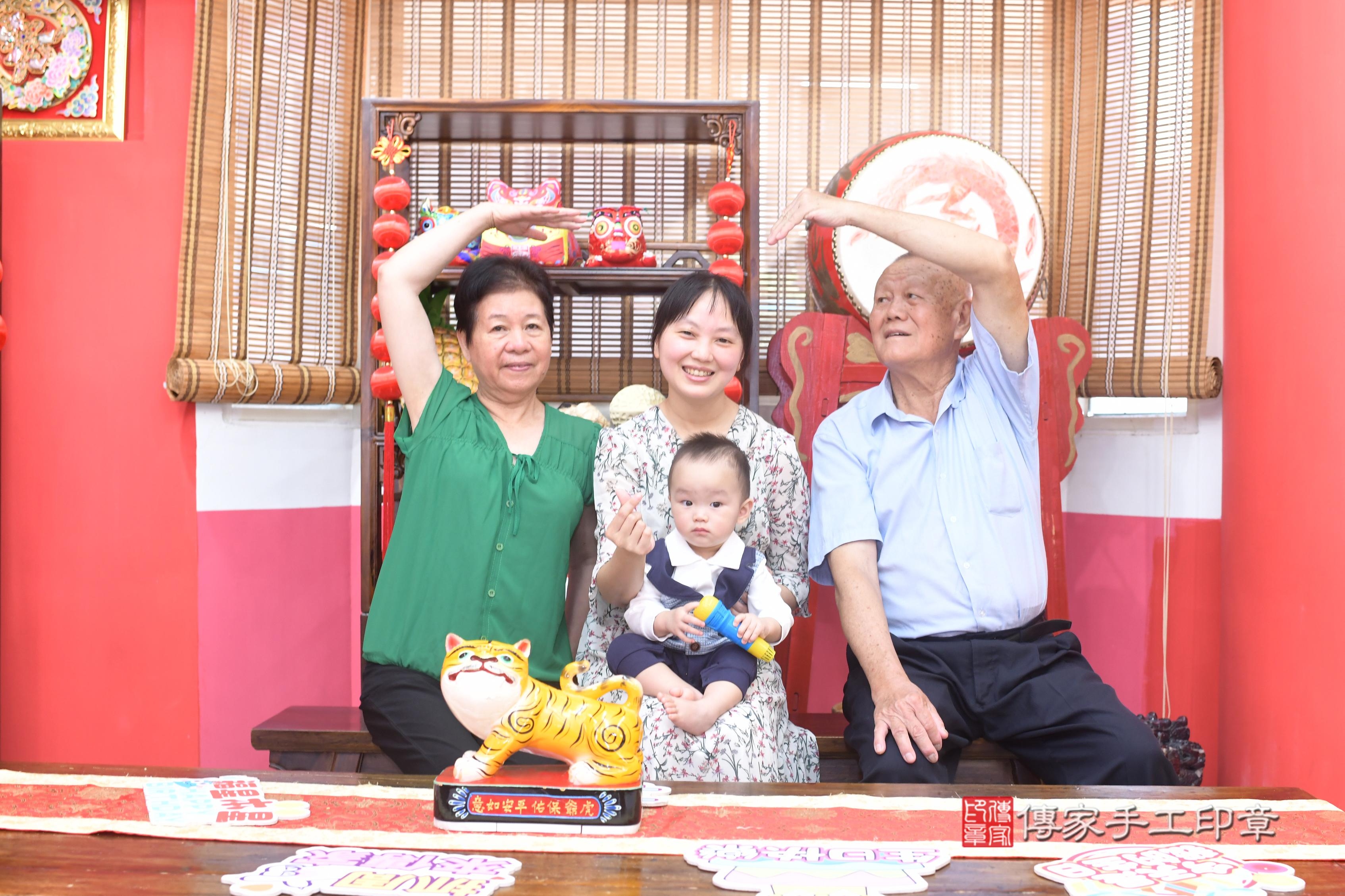 傳家手工印章高雄店、抓周、度脺、中國風會場、傳家嬰兒古禮、吉祥話、抓周道具物品24種、拍照。抓周證書。寶寶抓周、滿周歲、生日快樂、祝福