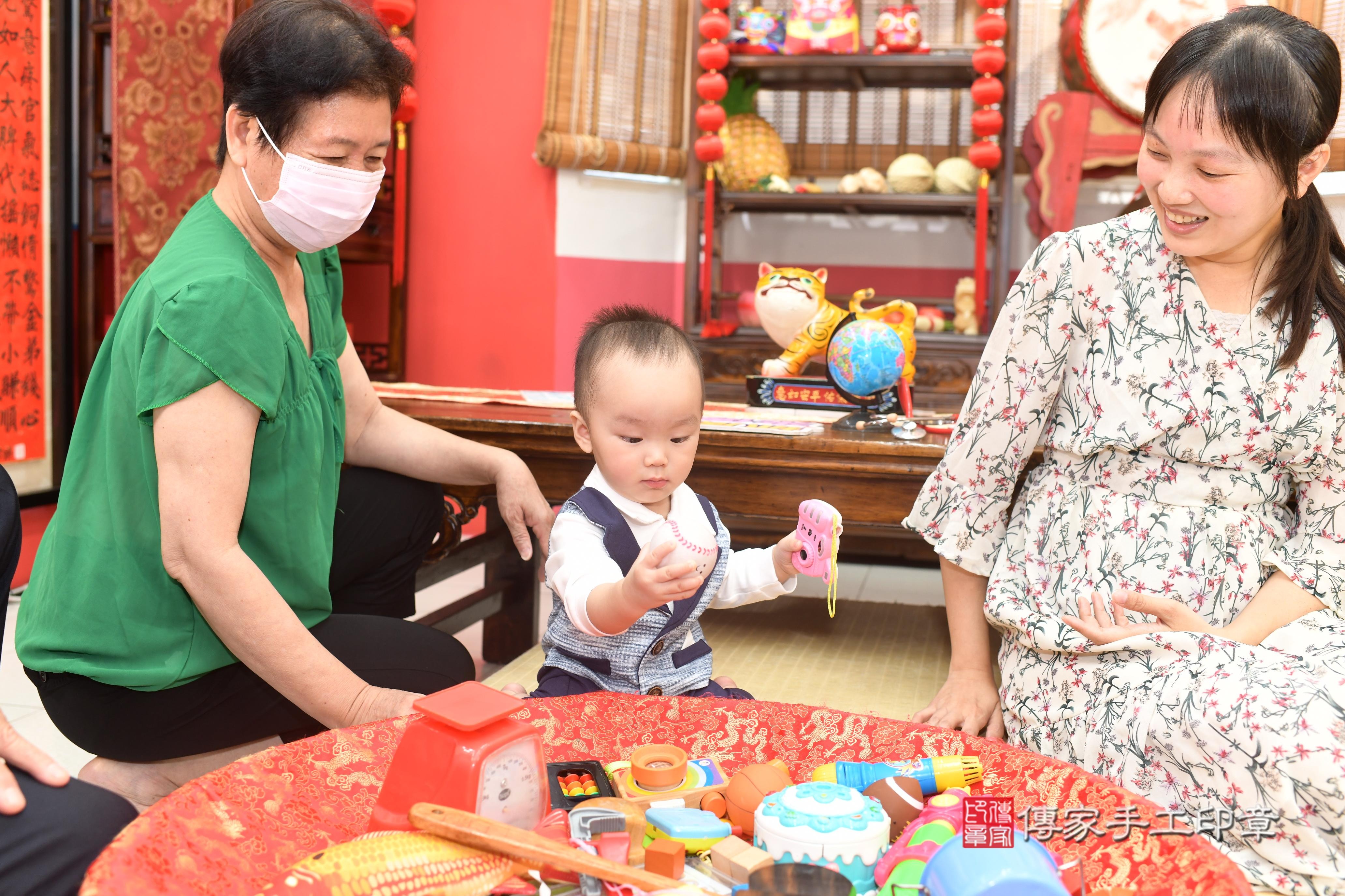 傳家手工印章高雄店、抓周、度脺、中國風會場、傳家嬰兒古禮、吉祥話、抓周道具物品24種、拍照。抓周證書。寶寶抓周、滿周歲、生日快樂、祝福