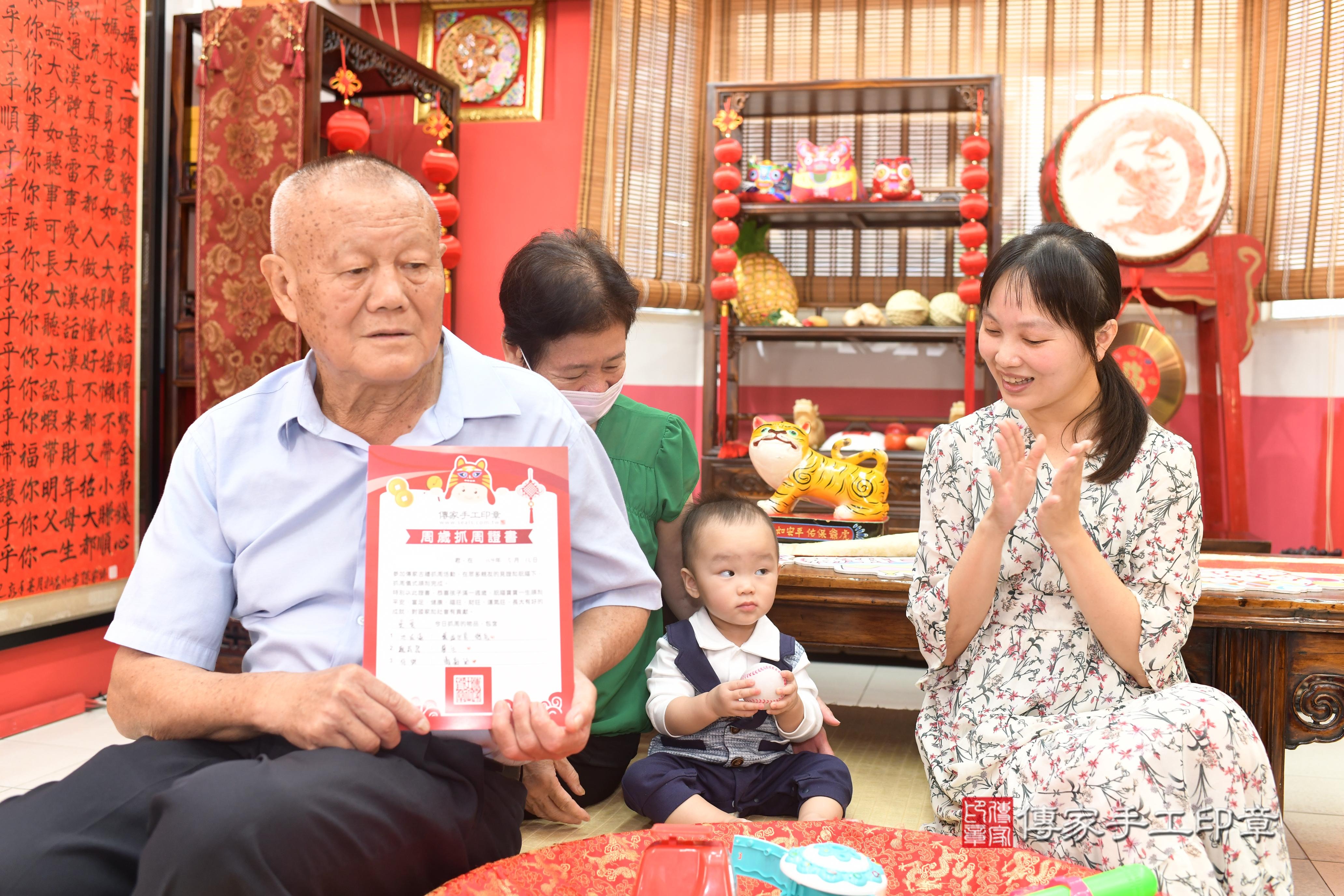 傳家手工印章高雄店、抓周、度脺、中國風會場、傳家嬰兒古禮、吉祥話、抓周道具物品24種、拍照。抓周證書。寶寶抓周、滿周歲、生日快樂、祝福