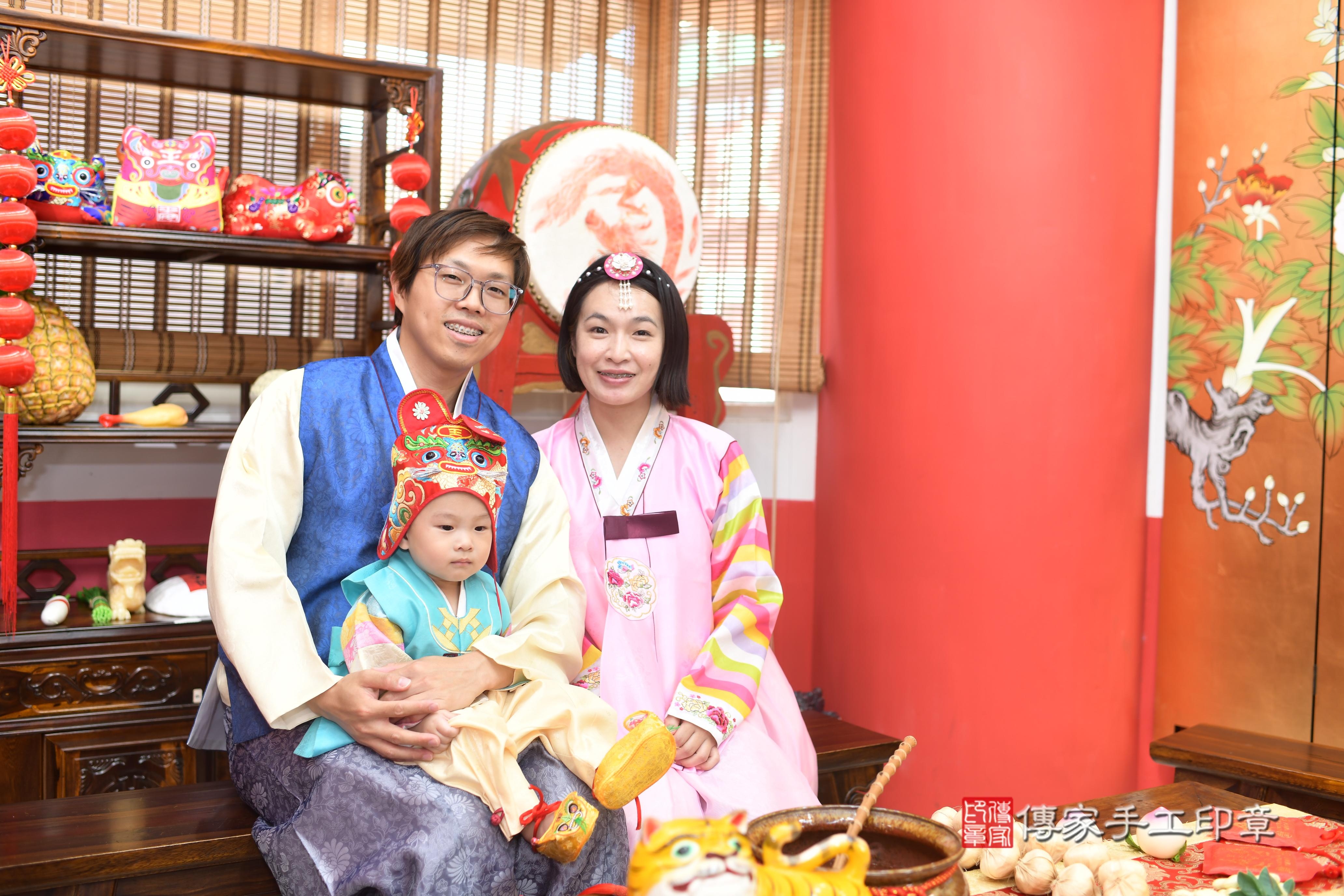 傳家手工印章高雄店、抓周、度脺、中國風會場、傳家嬰兒古禮、吉祥話、抓周道具物品24種、拍照。抓周證書。寶寶抓周、滿周歲、生日快樂、祝福