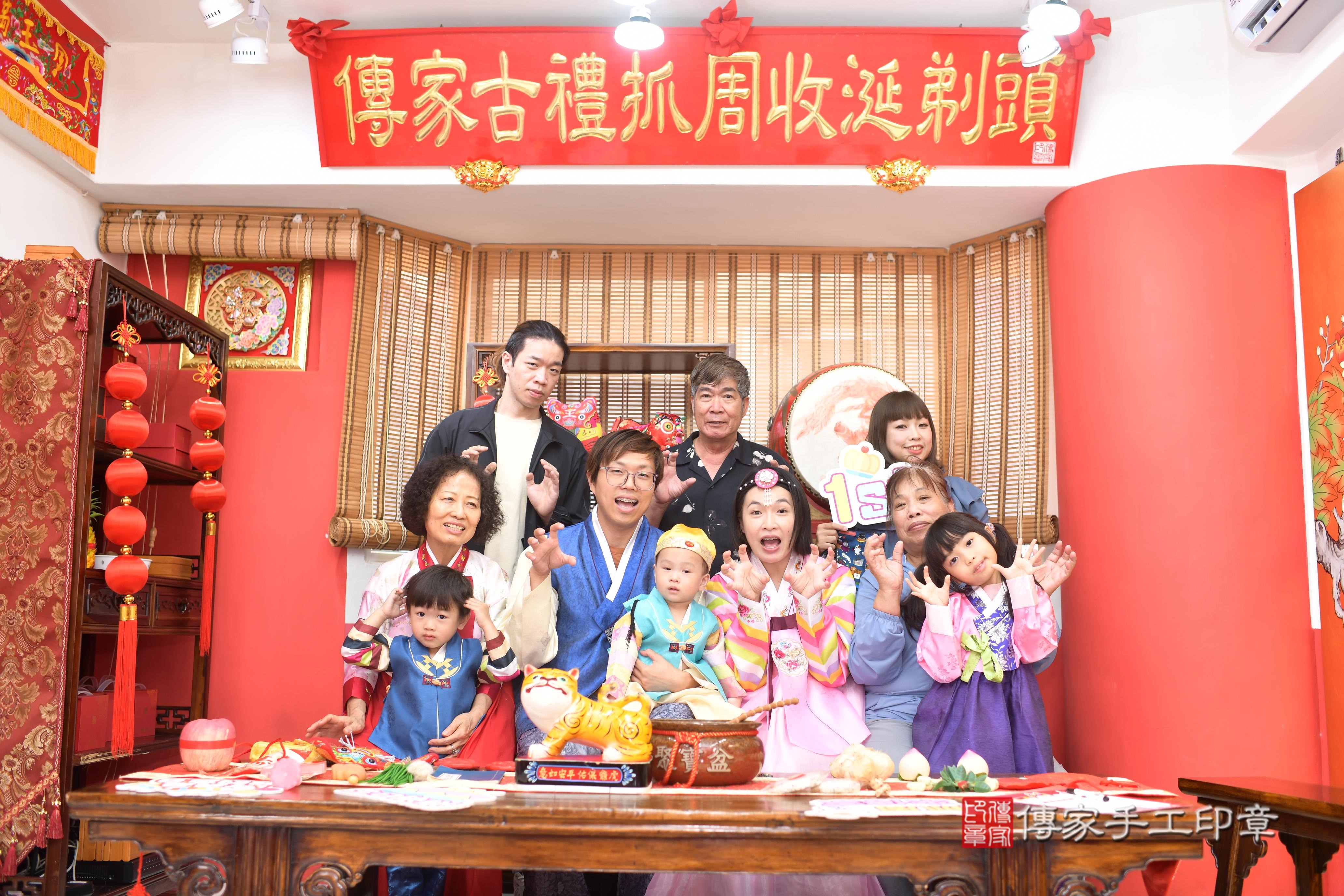 傳家手工印章高雄店、抓周、度脺、中國風會場、傳家嬰兒古禮、吉祥話、抓周道具物品24種、拍照。抓周證書。寶寶抓周、滿周歲、生日快樂、祝福