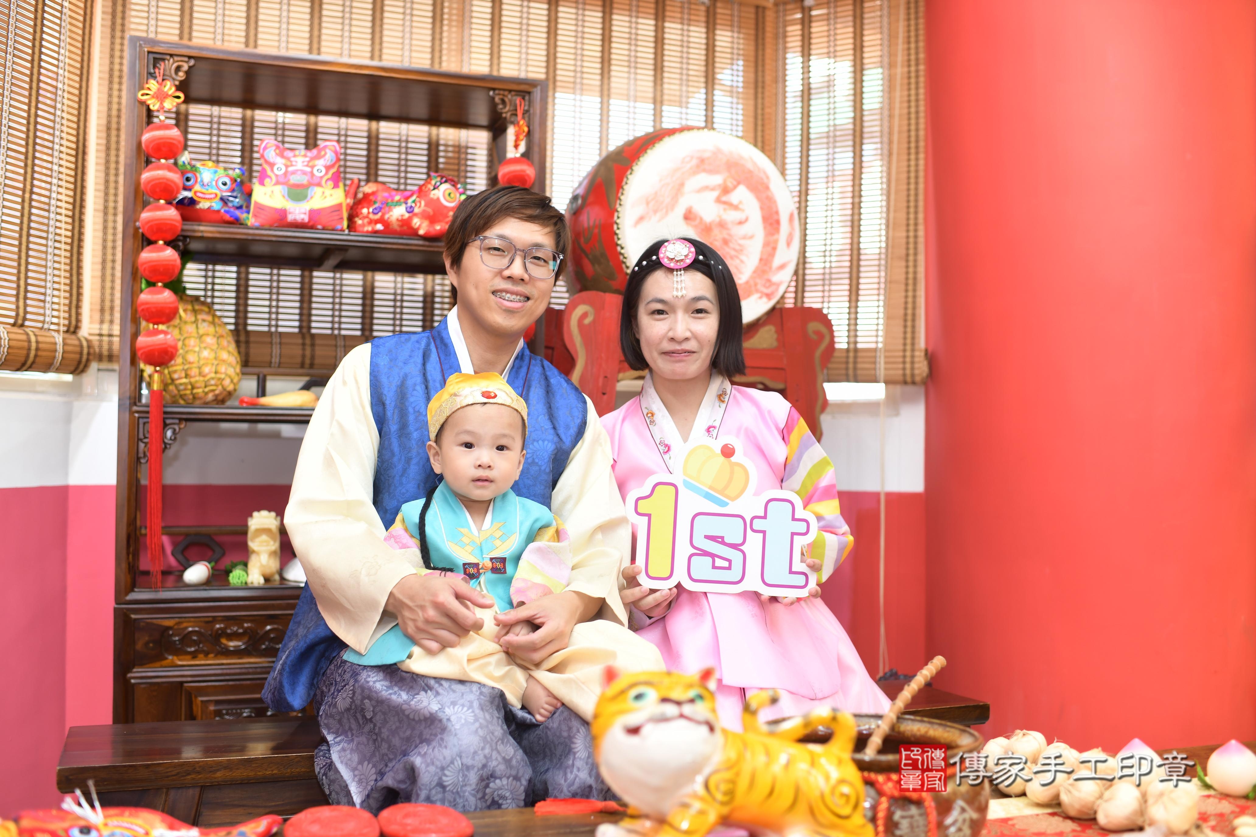 傳家手工印章高雄店、抓周、度脺、中國風會場、傳家嬰兒古禮、吉祥話、抓周道具物品24種、拍照。抓周證書。寶寶抓周、滿周歲、生日快樂、祝福