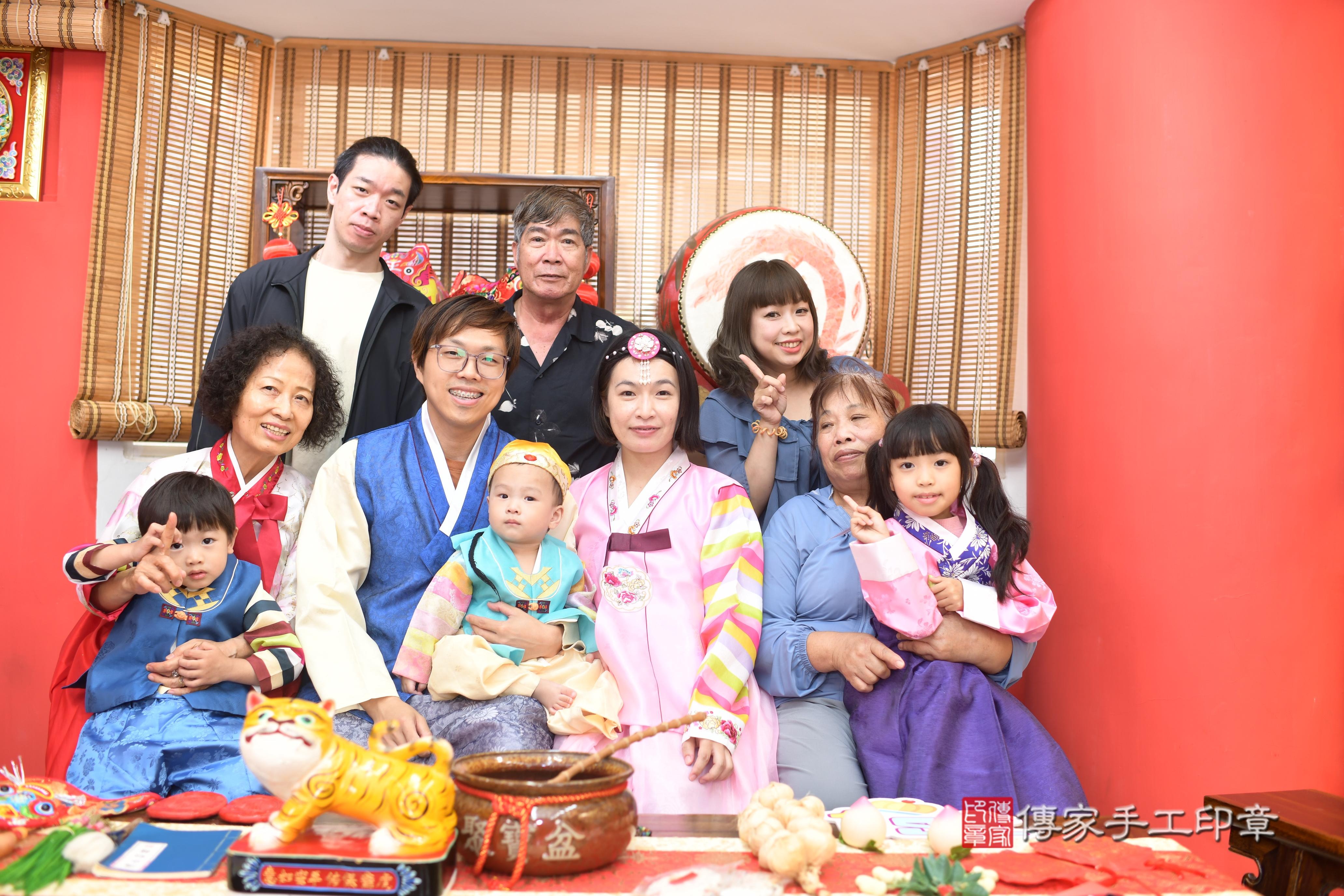 傳家手工印章高雄店、抓周、度脺、中國風會場、傳家嬰兒古禮、吉祥話、抓周道具物品24種、拍照。抓周證書。寶寶抓周、滿周歲、生日快樂、祝福