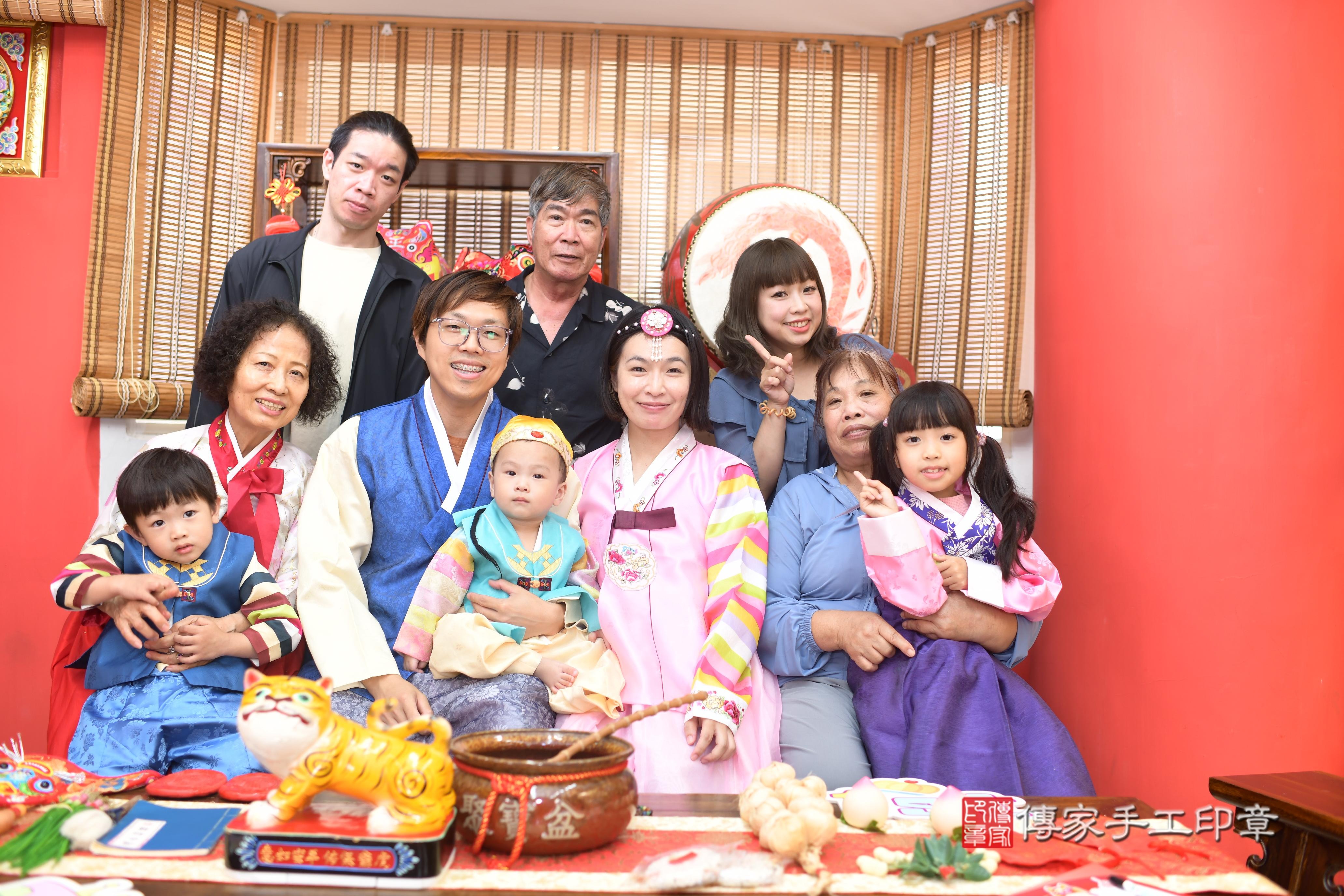 傳家手工印章高雄店、抓周、度脺、中國風會場、傳家嬰兒古禮、吉祥話、抓周道具物品24種、拍照。抓周證書。寶寶抓周、滿周歲、生日快樂、祝福