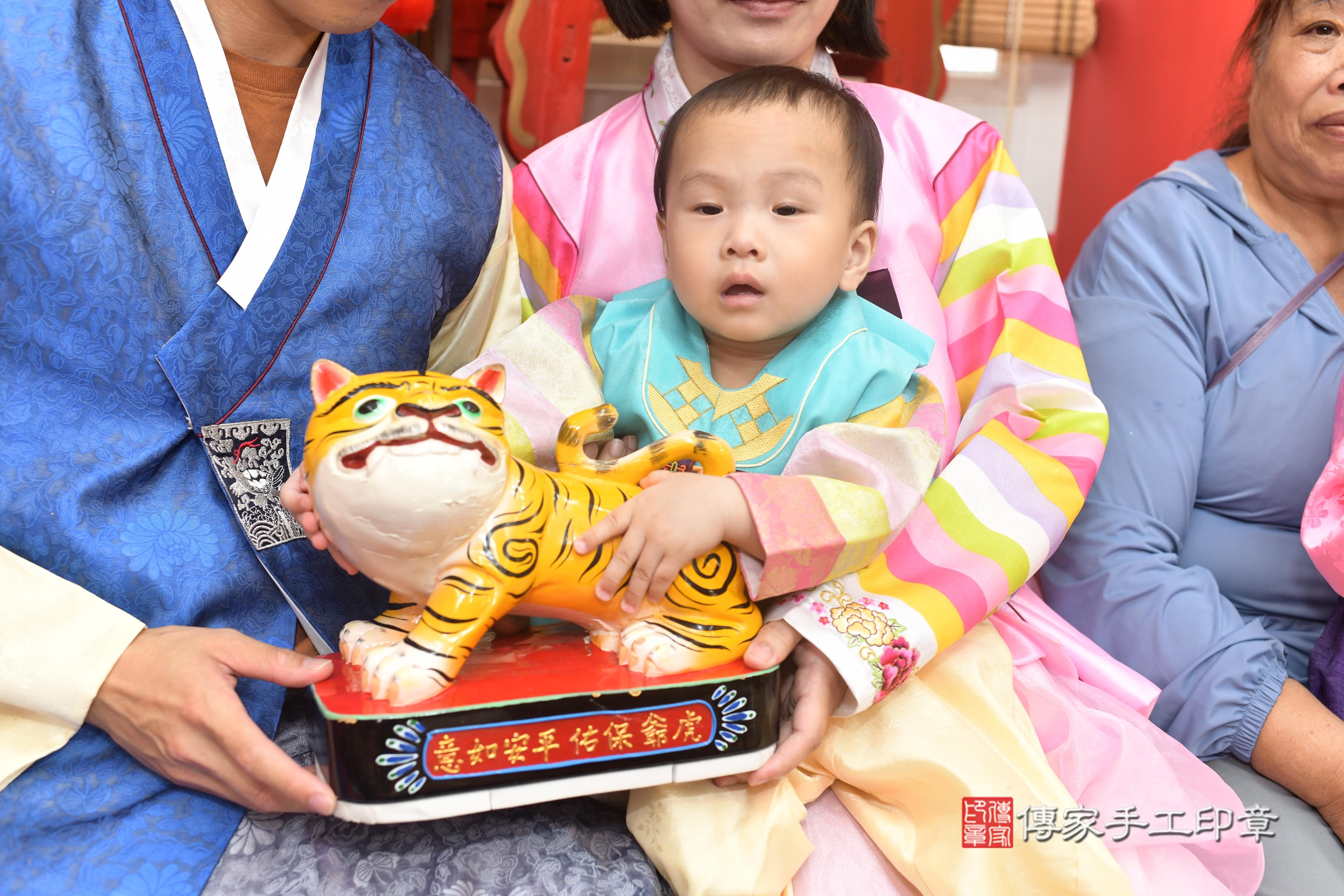 傳家手工印章高雄店、抓周、度脺、中國風會場、傳家嬰兒古禮、吉祥話、抓周道具物品24種、拍照。抓周證書。寶寶抓周、滿周歲、生日快樂、祝福