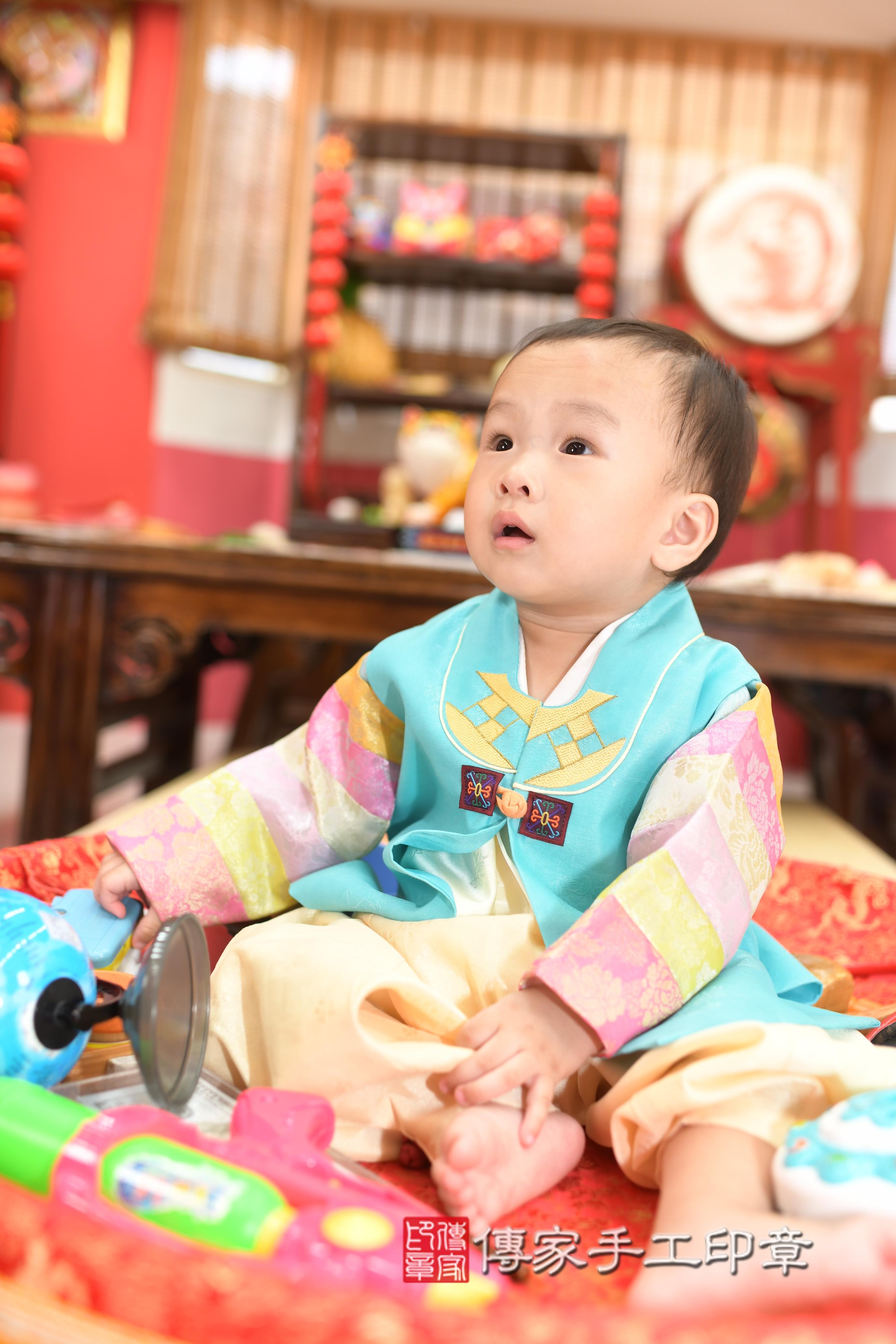 傳家手工印章高雄店、抓周、度脺、中國風會場、傳家嬰兒古禮、吉祥話、抓周道具物品24種、拍照。抓周證書。寶寶抓周、滿周歲、生日快樂、祝福