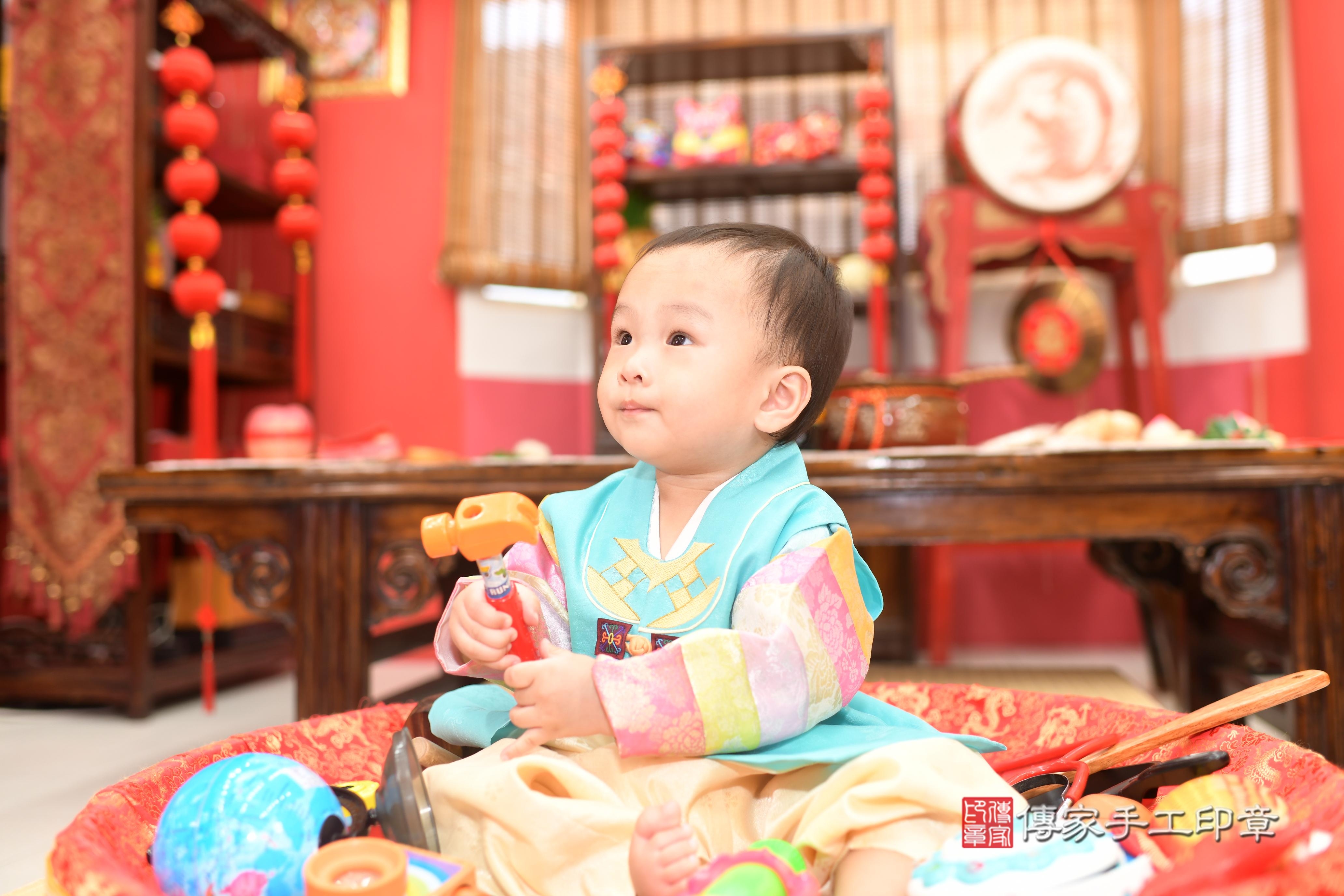傳家手工印章高雄店、抓周、度脺、中國風會場、傳家嬰兒古禮、吉祥話、抓周道具物品24種、拍照。抓周證書。寶寶抓周、滿周歲、生日快樂、祝福