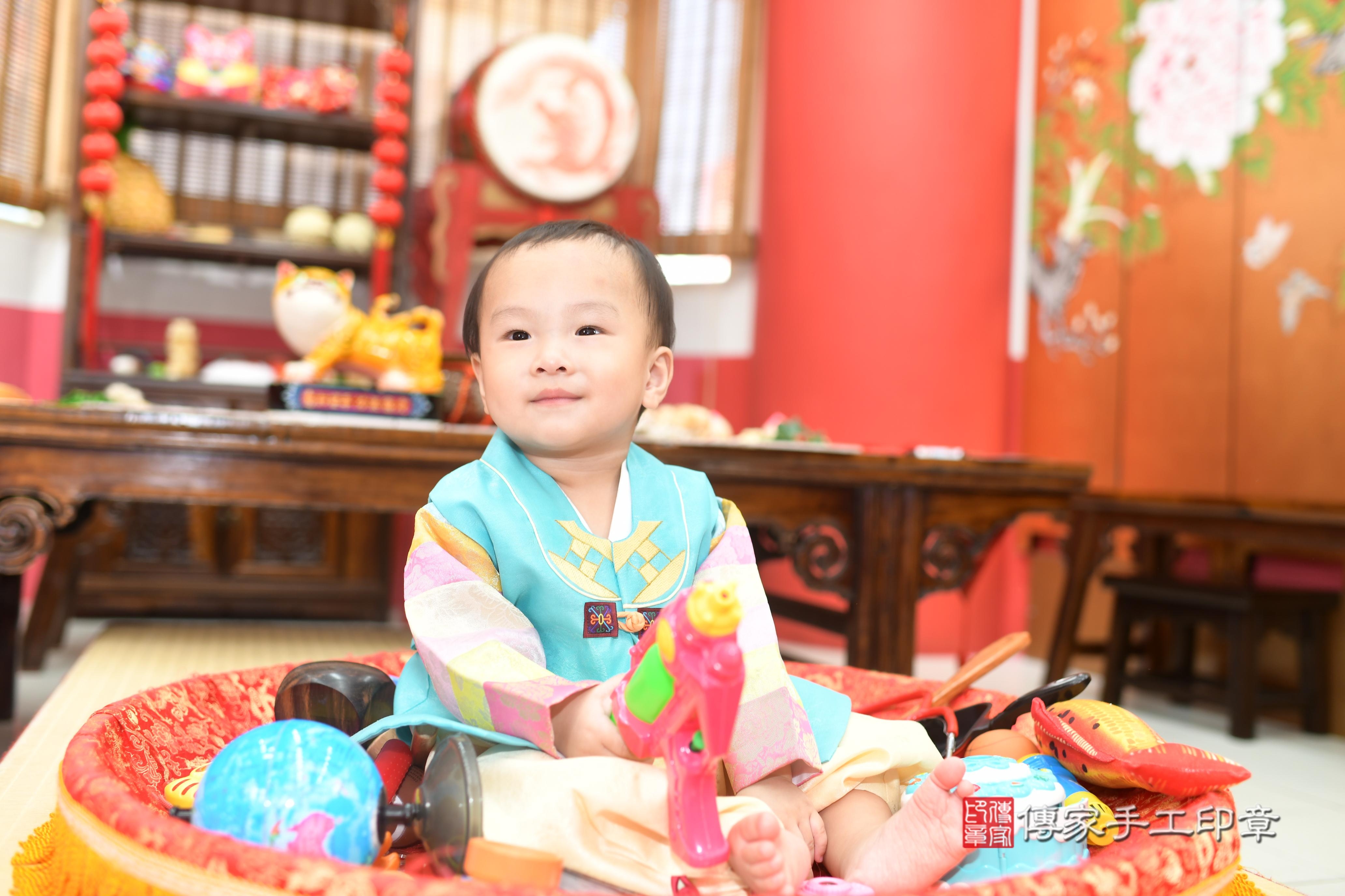 傳家手工印章高雄店、抓周、度脺、中國風會場、傳家嬰兒古禮、吉祥話、抓周道具物品24種、拍照。抓周證書。寶寶抓周、滿周歲、生日快樂、祝福