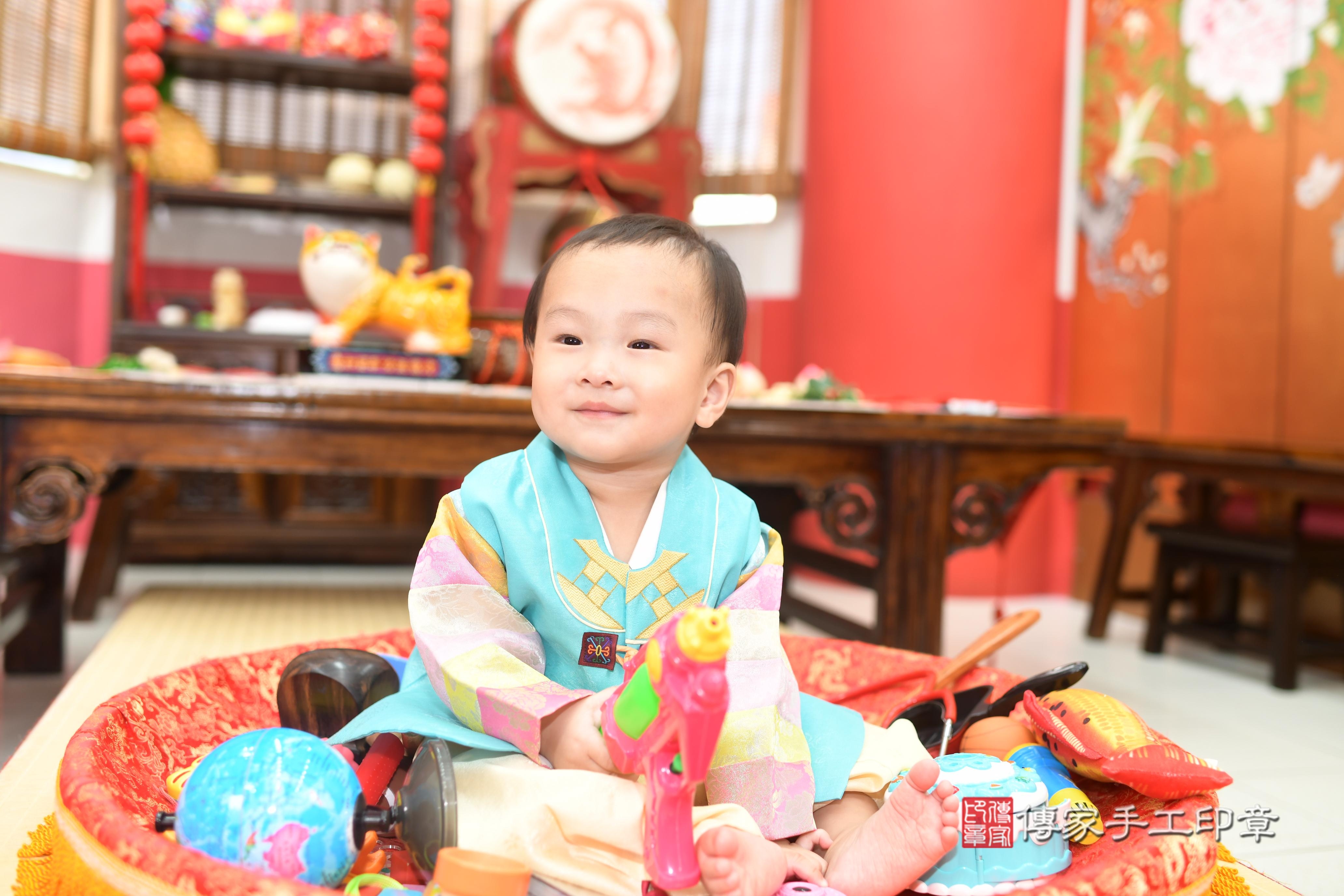 傳家手工印章高雄店、抓周、度脺、中國風會場、傳家嬰兒古禮、吉祥話、抓周道具物品24種、拍照。抓周證書。寶寶抓周、滿周歲、生日快樂、祝福