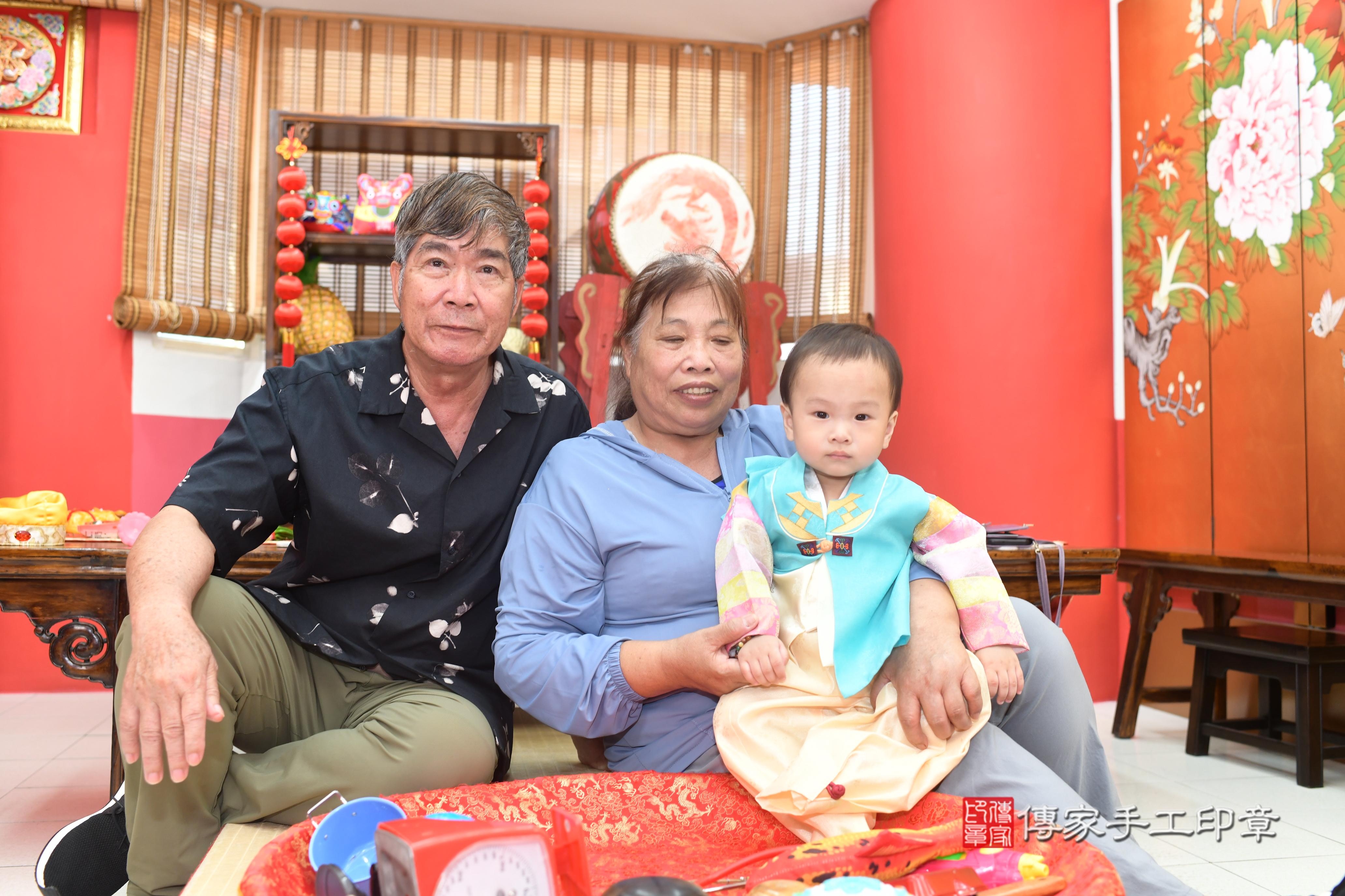 傳家手工印章高雄店、抓周、度脺、中國風會場、傳家嬰兒古禮、吉祥話、抓周道具物品24種、拍照。抓周證書。寶寶抓周、滿周歲、生日快樂、祝福