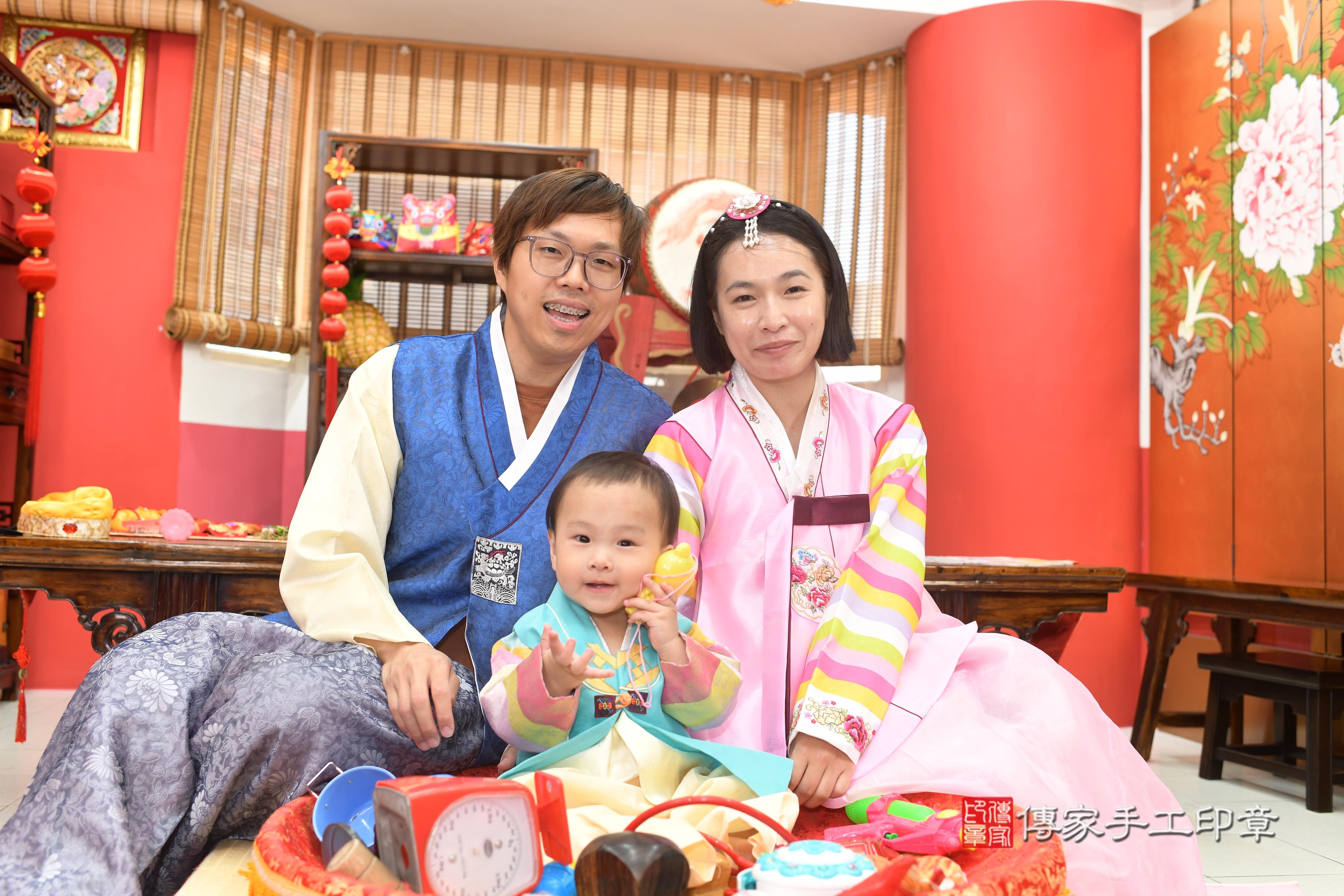 傳家手工印章高雄店、抓周、度脺、中國風會場、傳家嬰兒古禮、吉祥話、抓周道具物品24種、拍照。抓周證書。寶寶抓周、滿周歲、生日快樂、祝福