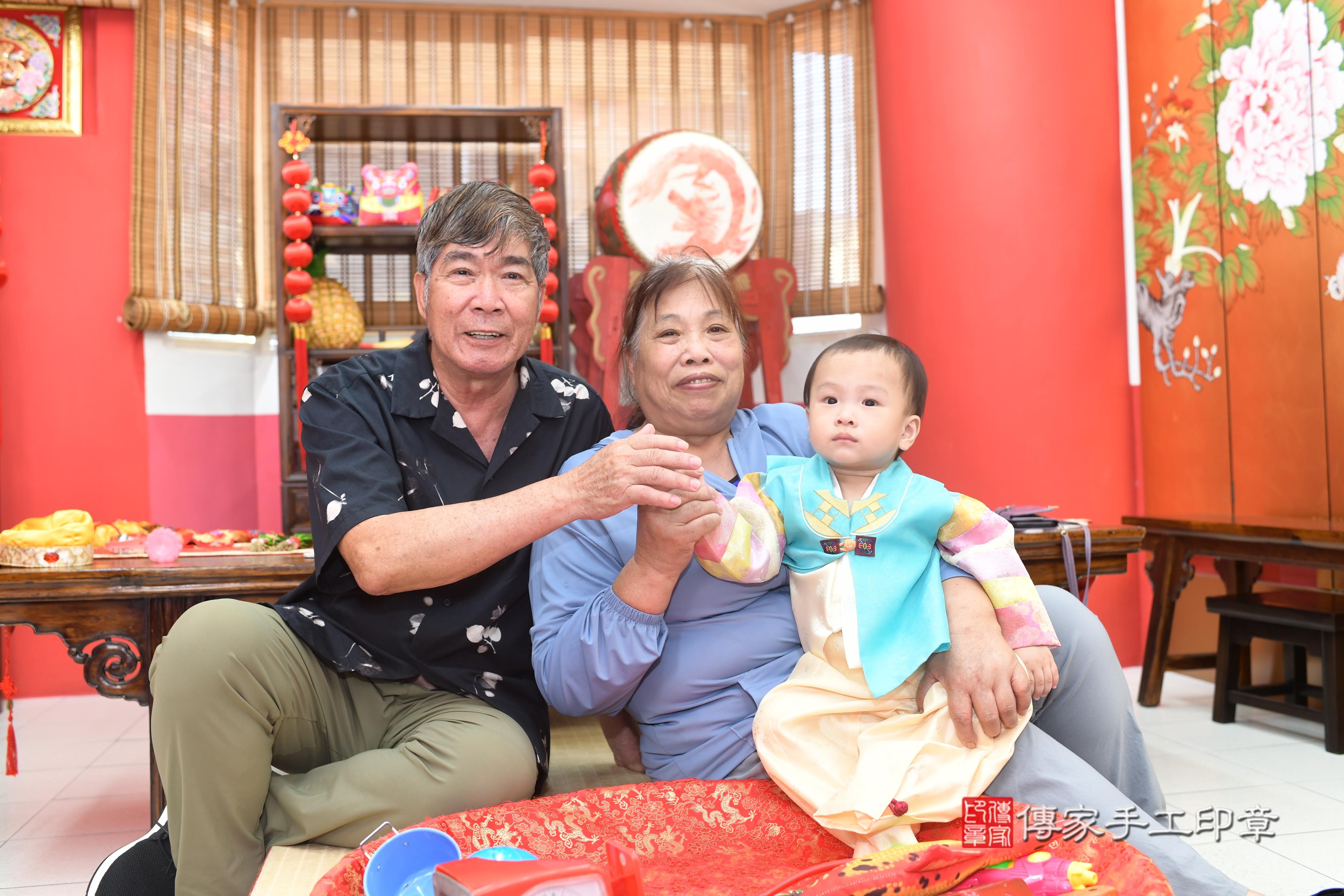 傳家手工印章高雄店、抓周、度脺、中國風會場、傳家嬰兒古禮、吉祥話、抓周道具物品24種、拍照。抓周證書。寶寶抓周、滿周歲、生日快樂、祝福