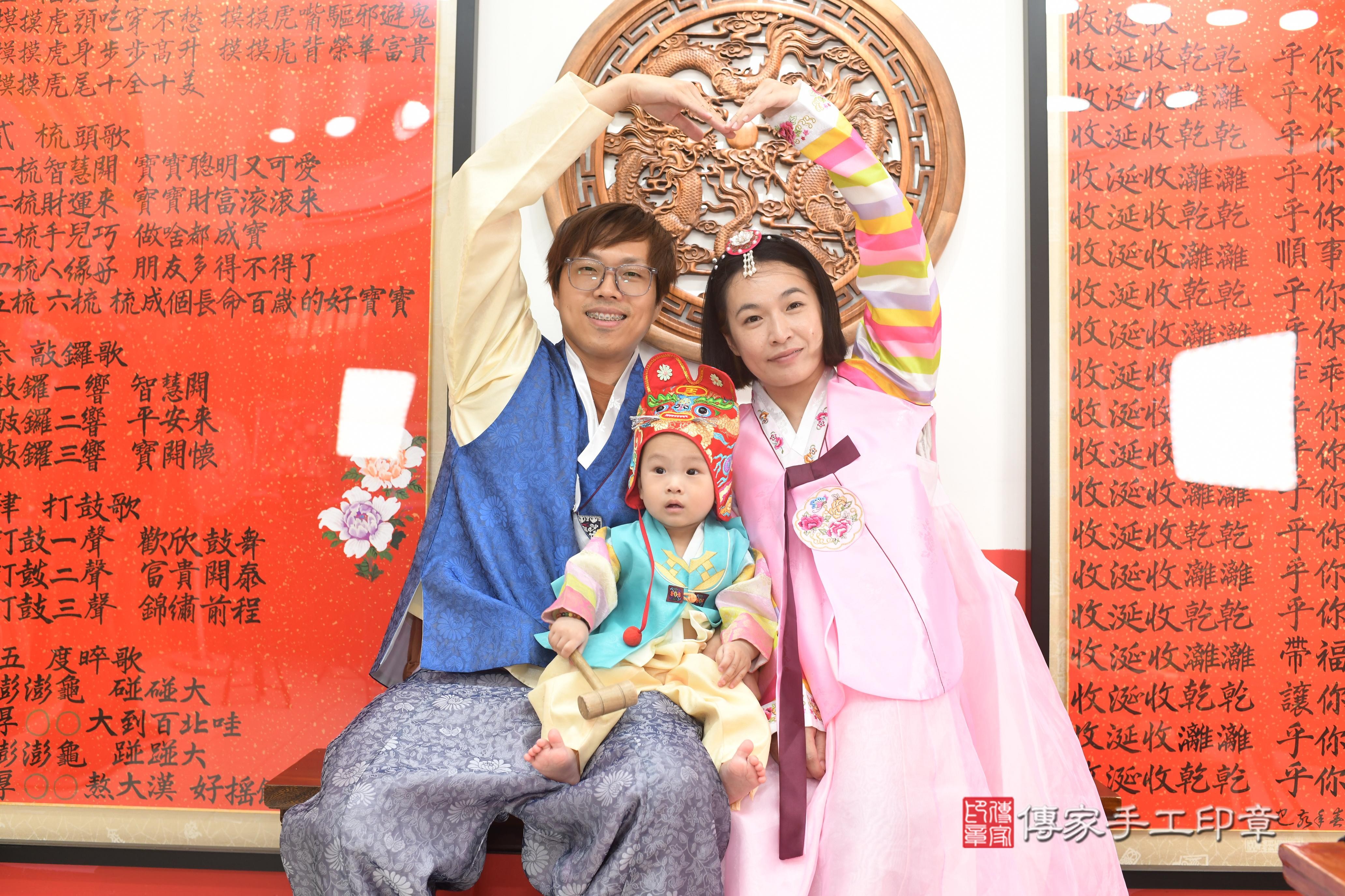 傳家手工印章高雄店、抓周、度脺、中國風會場、傳家嬰兒古禮、吉祥話、抓周道具物品24種、拍照。抓周證書。寶寶抓周、滿周歲、生日快樂、祝福