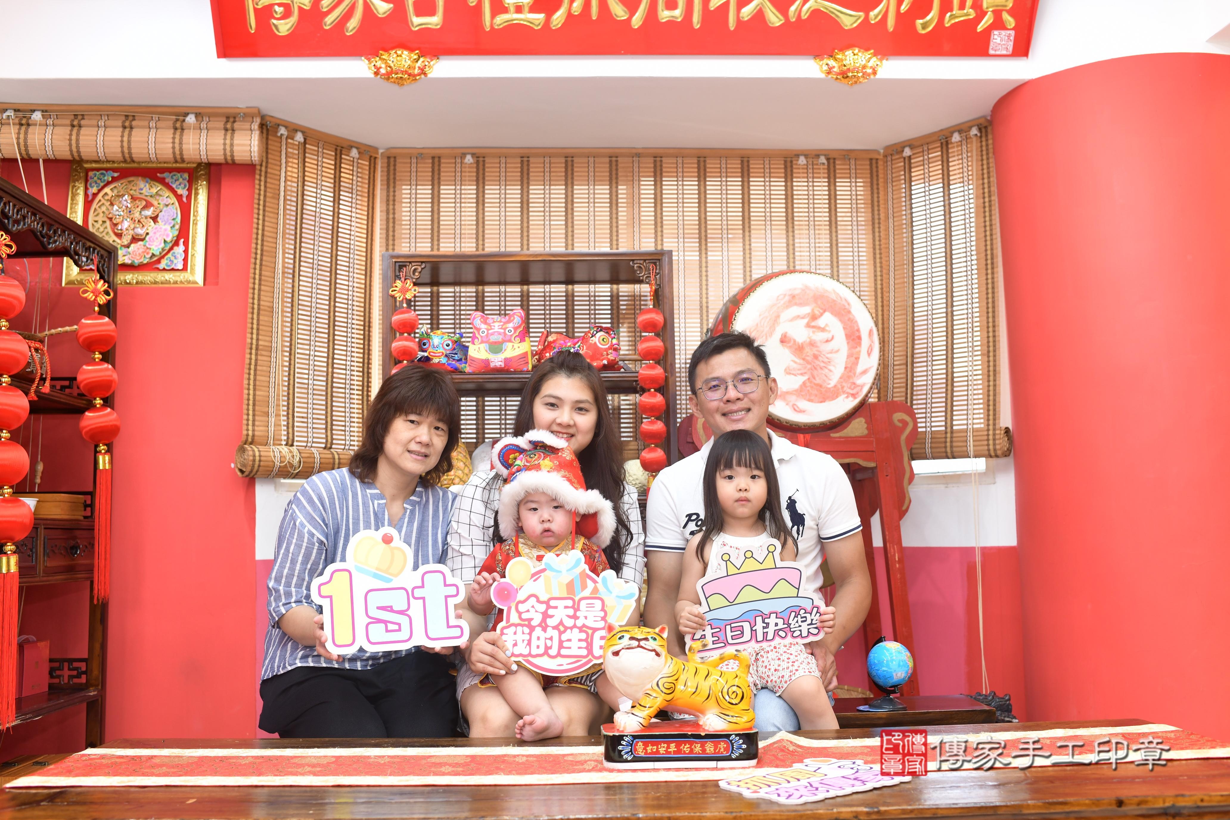 傳家手工印章高雄店、抓周、度脺、中國風會場、傳家嬰兒古禮、吉祥話、抓周道具物品24種、拍照。抓周證書。寶寶抓周、滿周歲、生日快樂、祝福