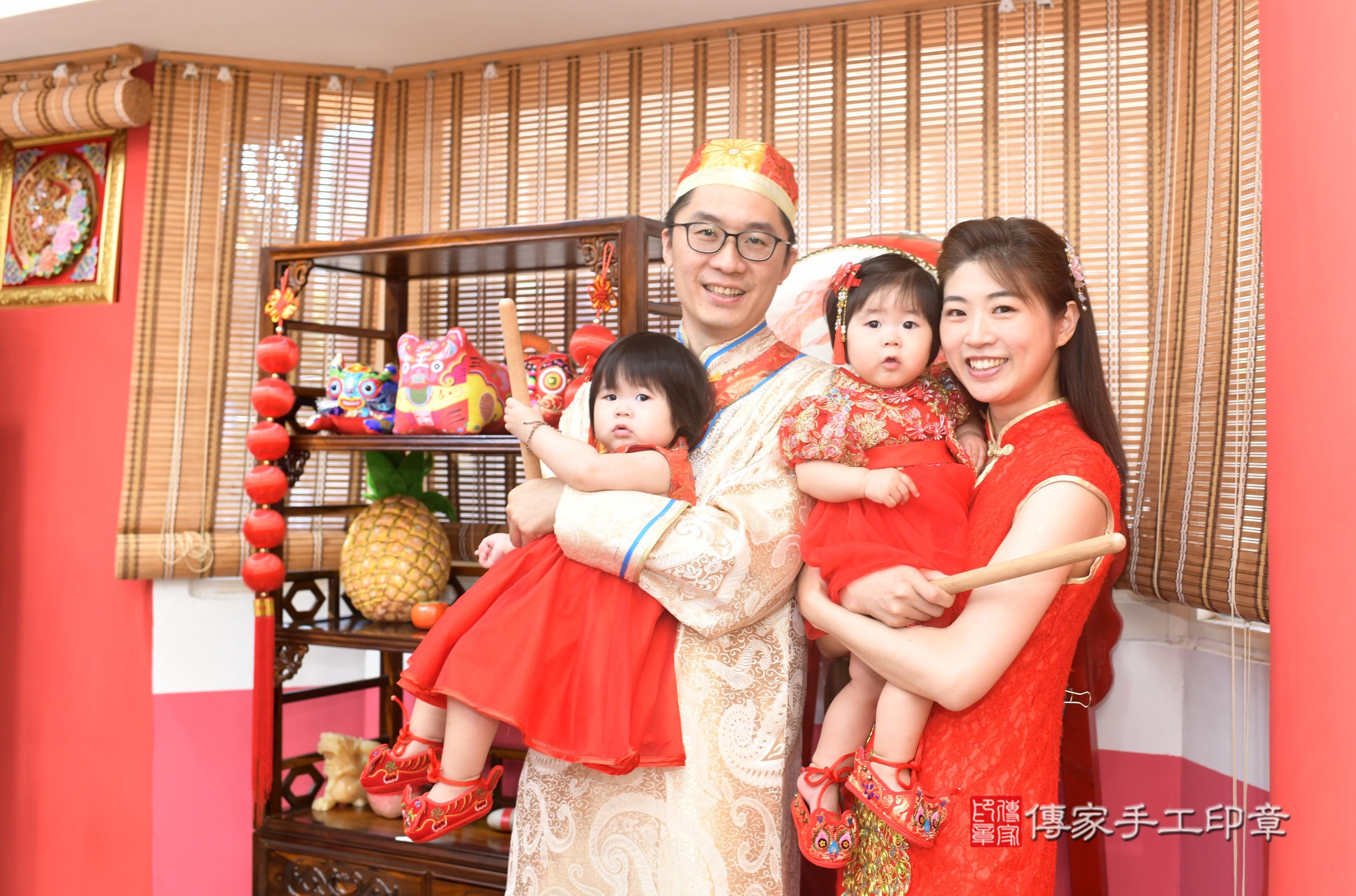 傳家手工印章高雄店、抓周、度脺、中國風會場、傳家嬰兒古禮、吉祥話、抓周道具物品24種、拍照。抓周證書。寶寶抓周、滿周歲、生日快樂、祝福