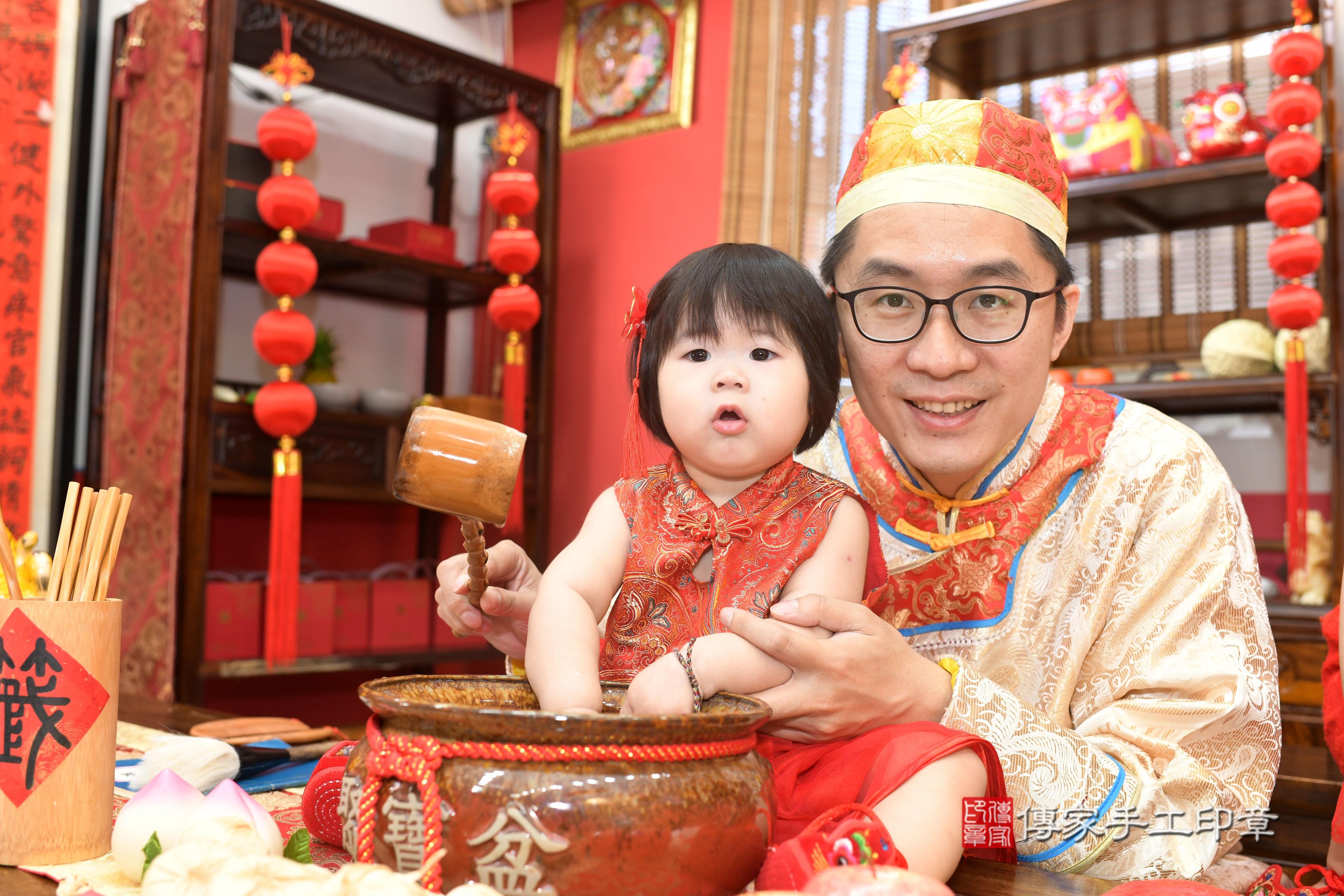 傳家手工印章高雄店、抓周、度脺、中國風會場、傳家嬰兒古禮、吉祥話、抓周道具物品24種、拍照。抓周證書。寶寶抓周、滿周歲、生日快樂、祝福