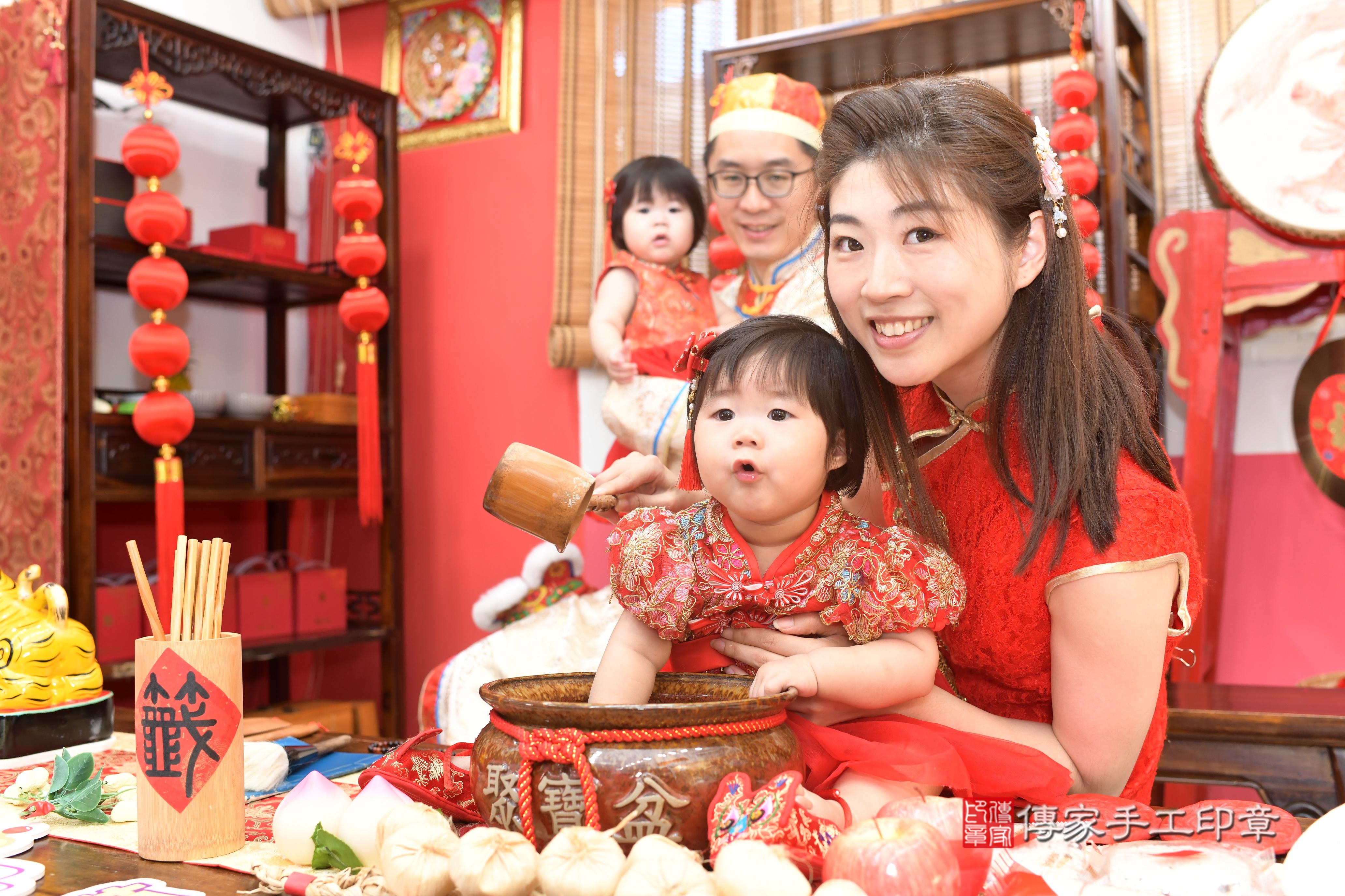 傳家手工印章高雄店、抓周、度脺、中國風會場、傳家嬰兒古禮、吉祥話、抓周道具物品24種、拍照。抓周證書。寶寶抓周、滿周歲、生日快樂、祝福