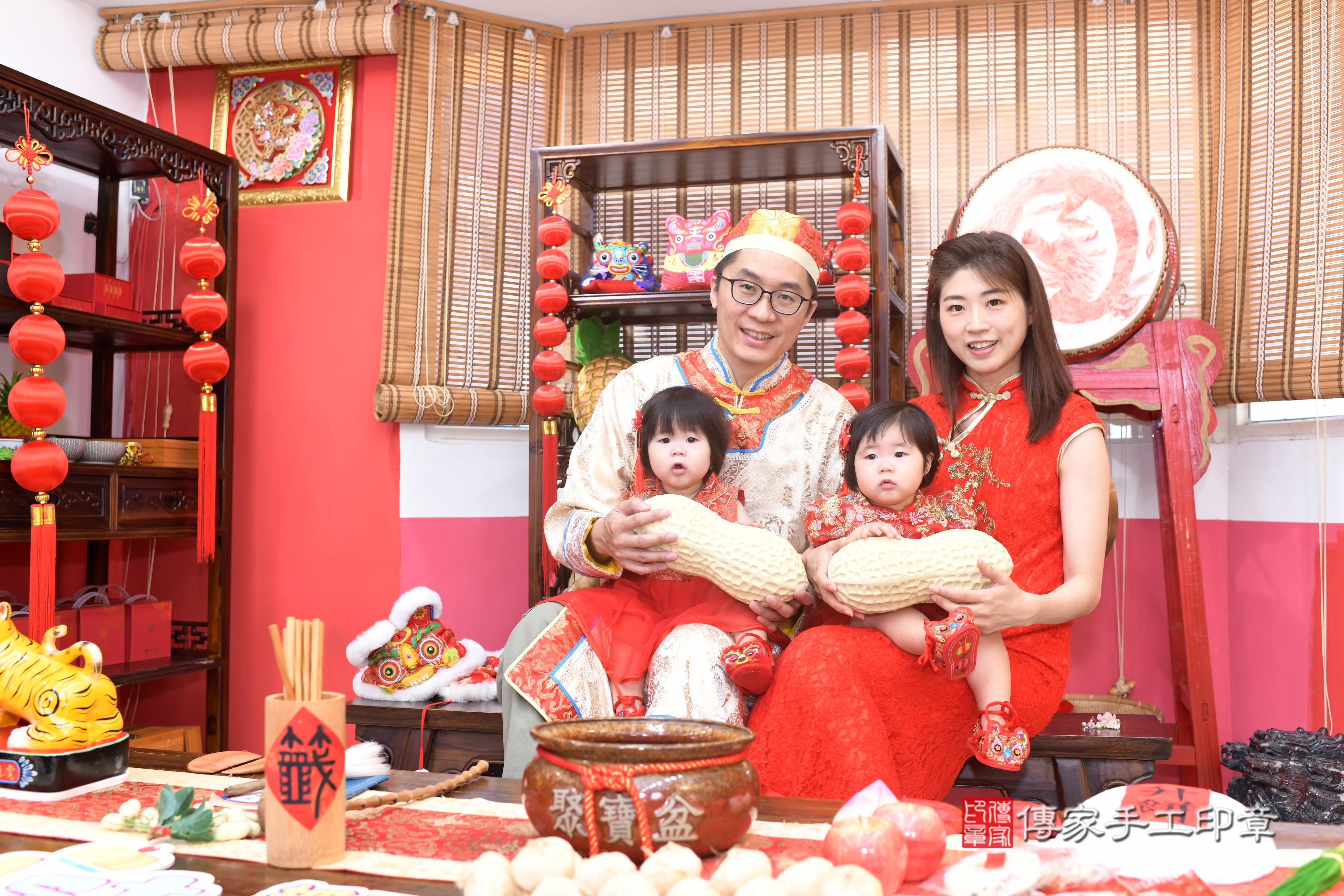 傳家手工印章高雄店、抓周、度脺、中國風會場、傳家嬰兒古禮、吉祥話、抓周道具物品24種、拍照。抓周證書。寶寶抓周、滿周歲、生日快樂、祝福