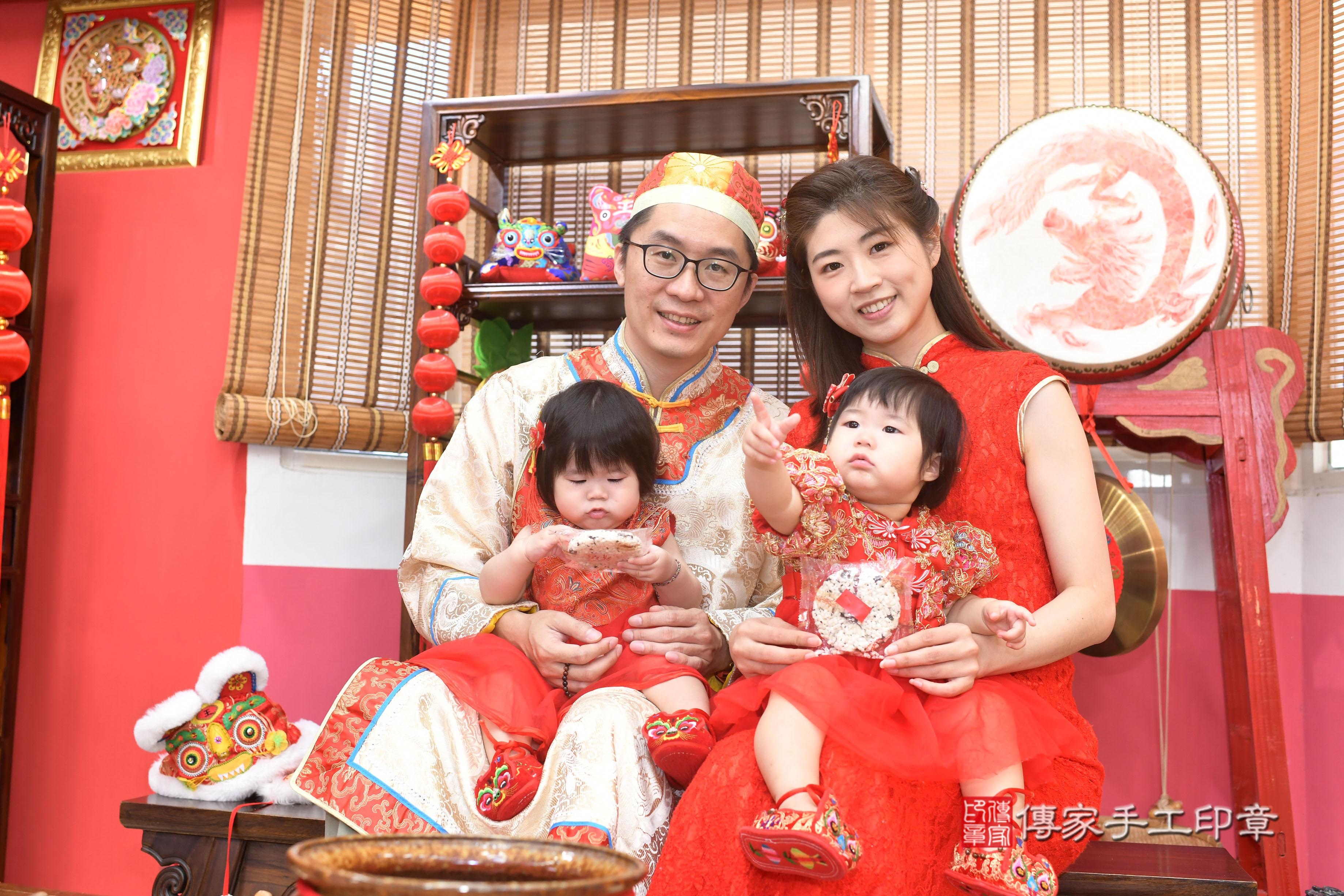 傳家手工印章高雄店、抓周、度脺、中國風會場、傳家嬰兒古禮、吉祥話、抓周道具物品24種、拍照。抓周證書。寶寶抓周、滿周歲、生日快樂、祝福