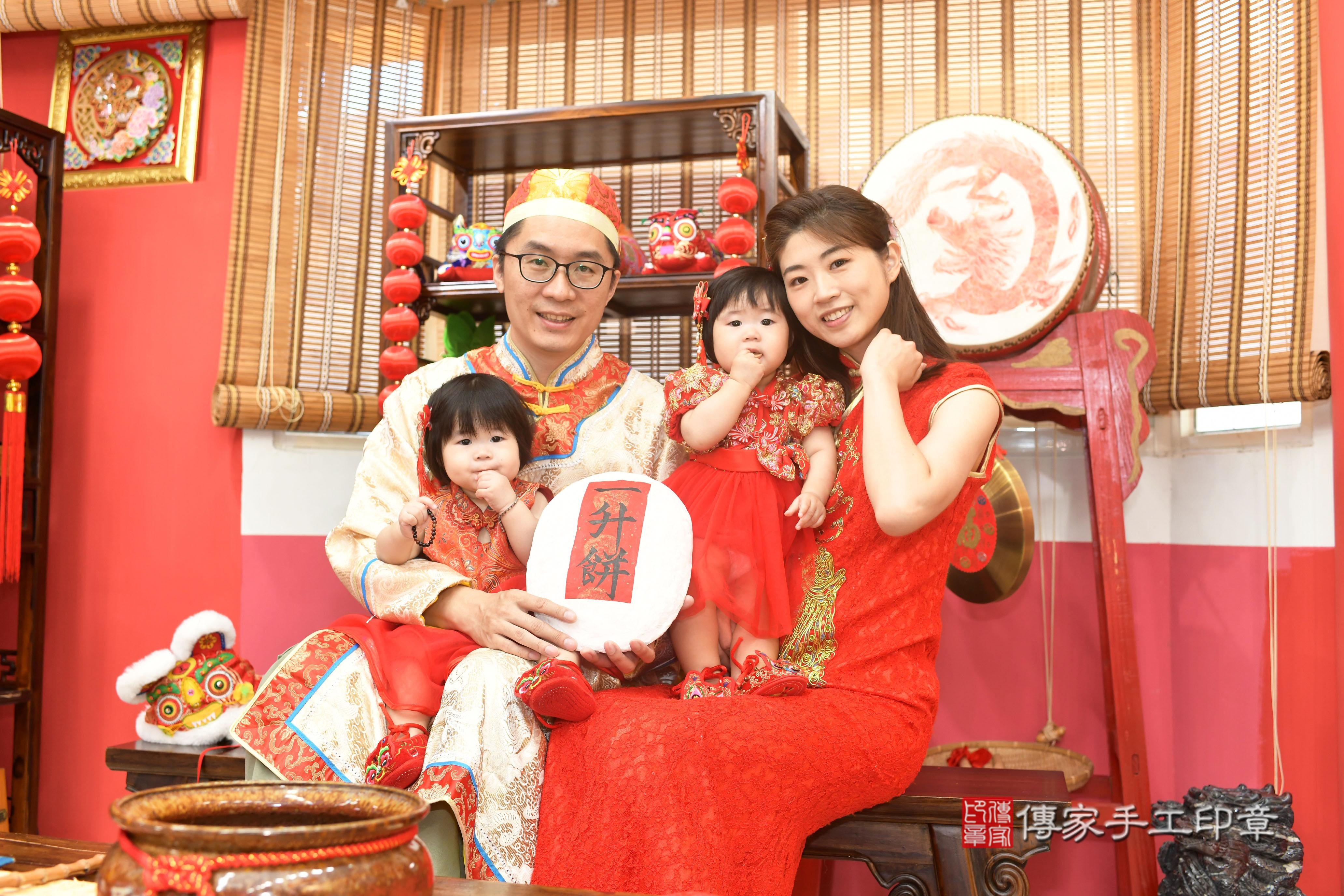傳家手工印章高雄店、抓周、度脺、中國風會場、傳家嬰兒古禮、吉祥話、抓周道具物品24種、拍照。抓周證書。寶寶抓周、滿周歲、生日快樂、祝福
