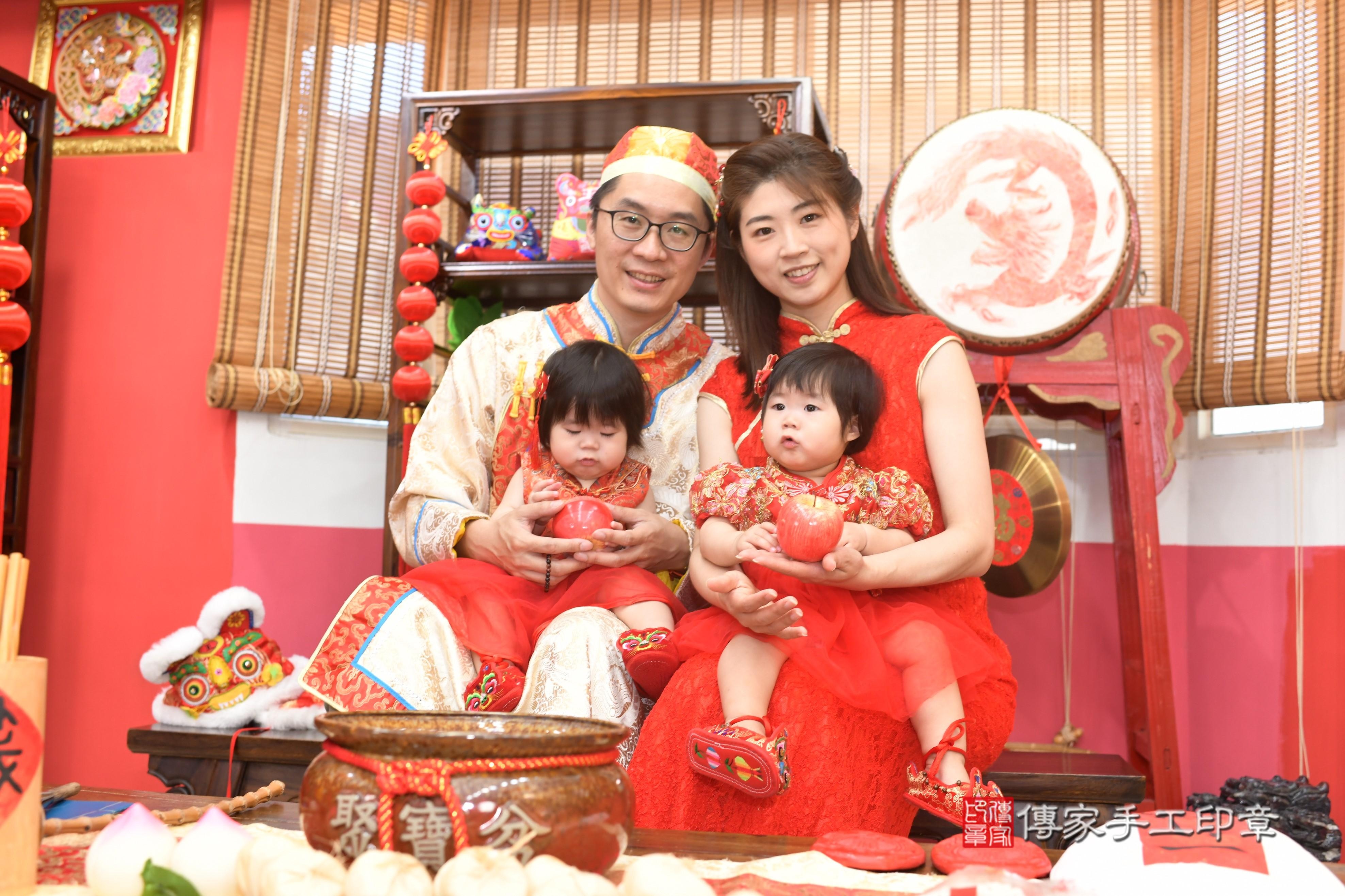 傳家手工印章高雄店、抓周、度脺、中國風會場、傳家嬰兒古禮、吉祥話、抓周道具物品24種、拍照。抓周證書。寶寶抓周、滿周歲、生日快樂、祝福