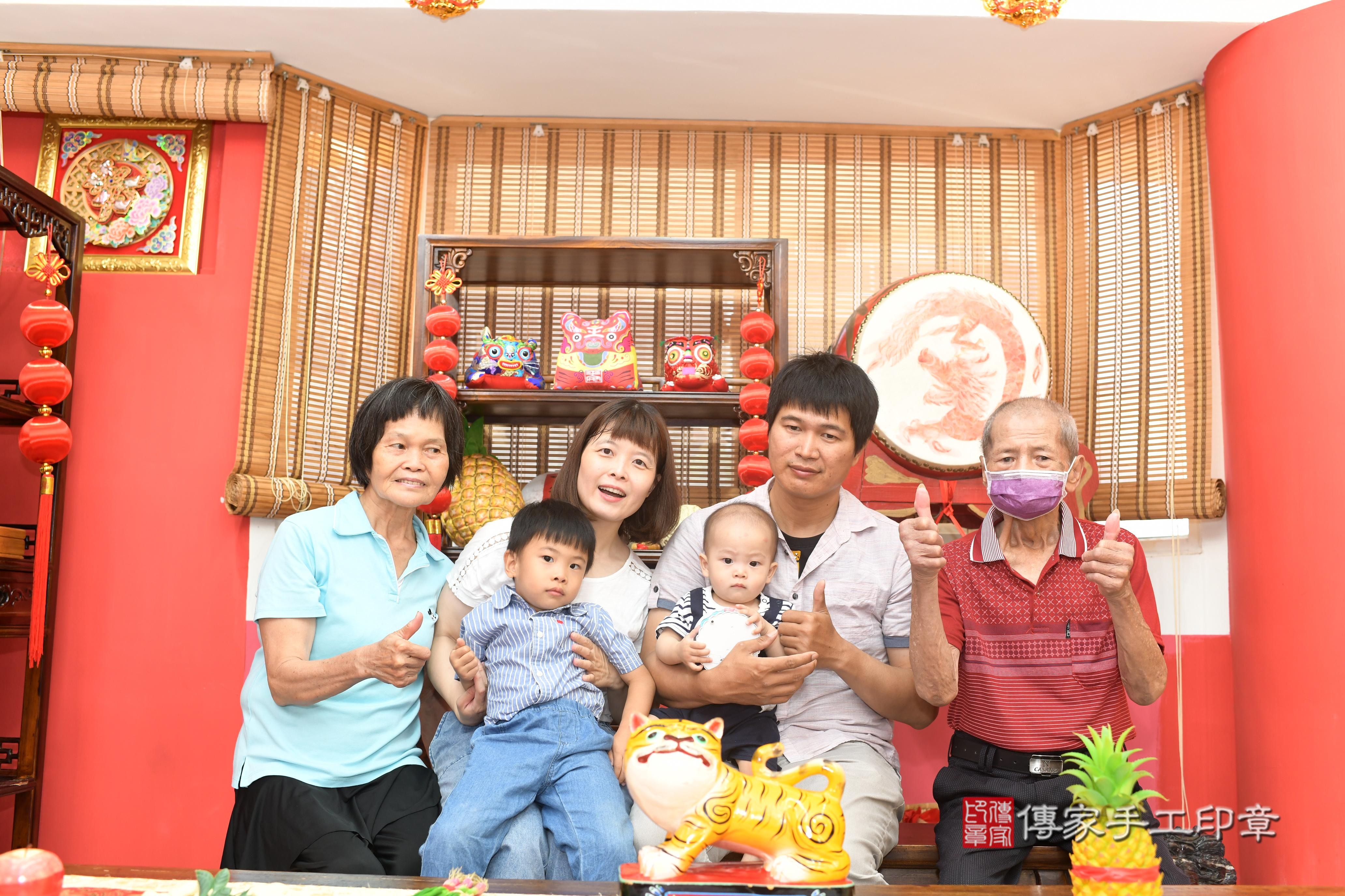 傳家手工印章高雄店、抓周、度脺、中國風會場、傳家嬰兒古禮、吉祥話、抓周道具物品24種、拍照。抓周證書。寶寶抓周、滿周歲、生日快樂、祝福