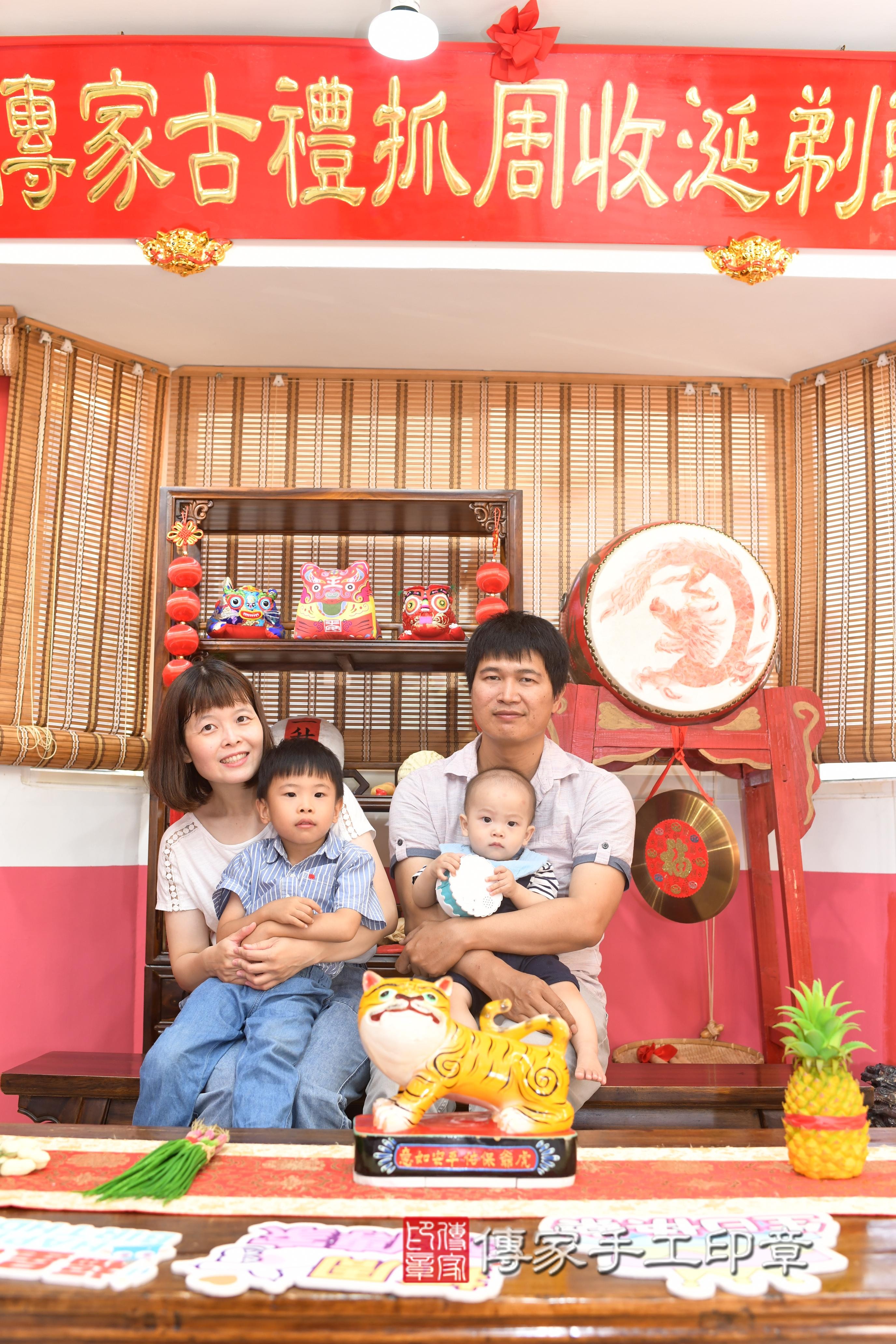 傳家手工印章高雄店、抓周、度脺、中國風會場、傳家嬰兒古禮、吉祥話、抓周道具物品24種、拍照。抓周證書。寶寶抓周、滿周歲、生日快樂、祝福