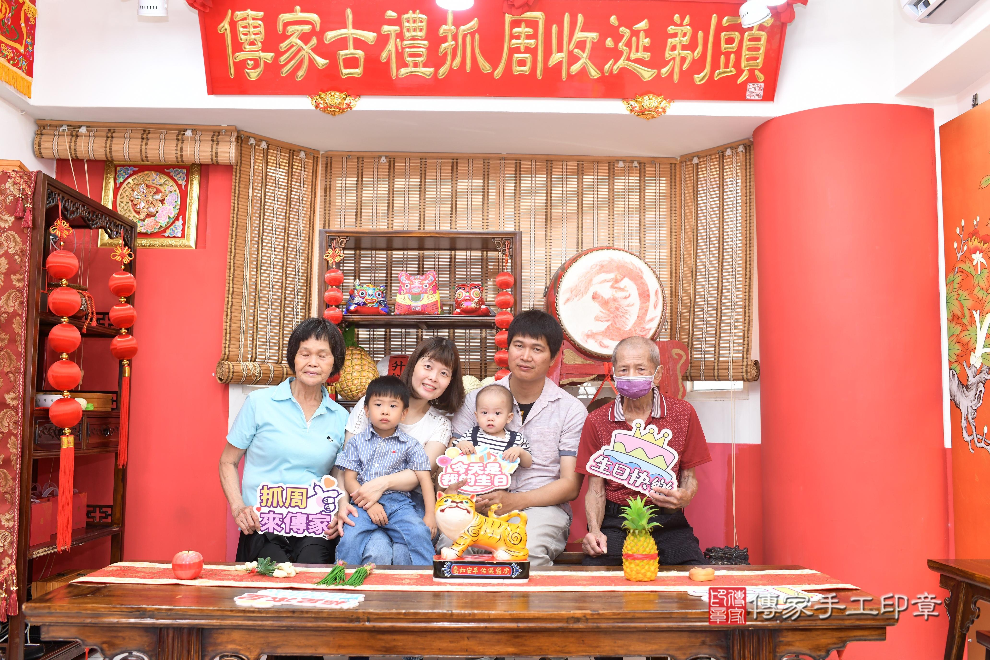 傳家手工印章高雄店、抓周、度脺、中國風會場、傳家嬰兒古禮、吉祥話、抓周道具物品24種、拍照。抓周證書。寶寶抓周、滿周歲、生日快樂、祝福
