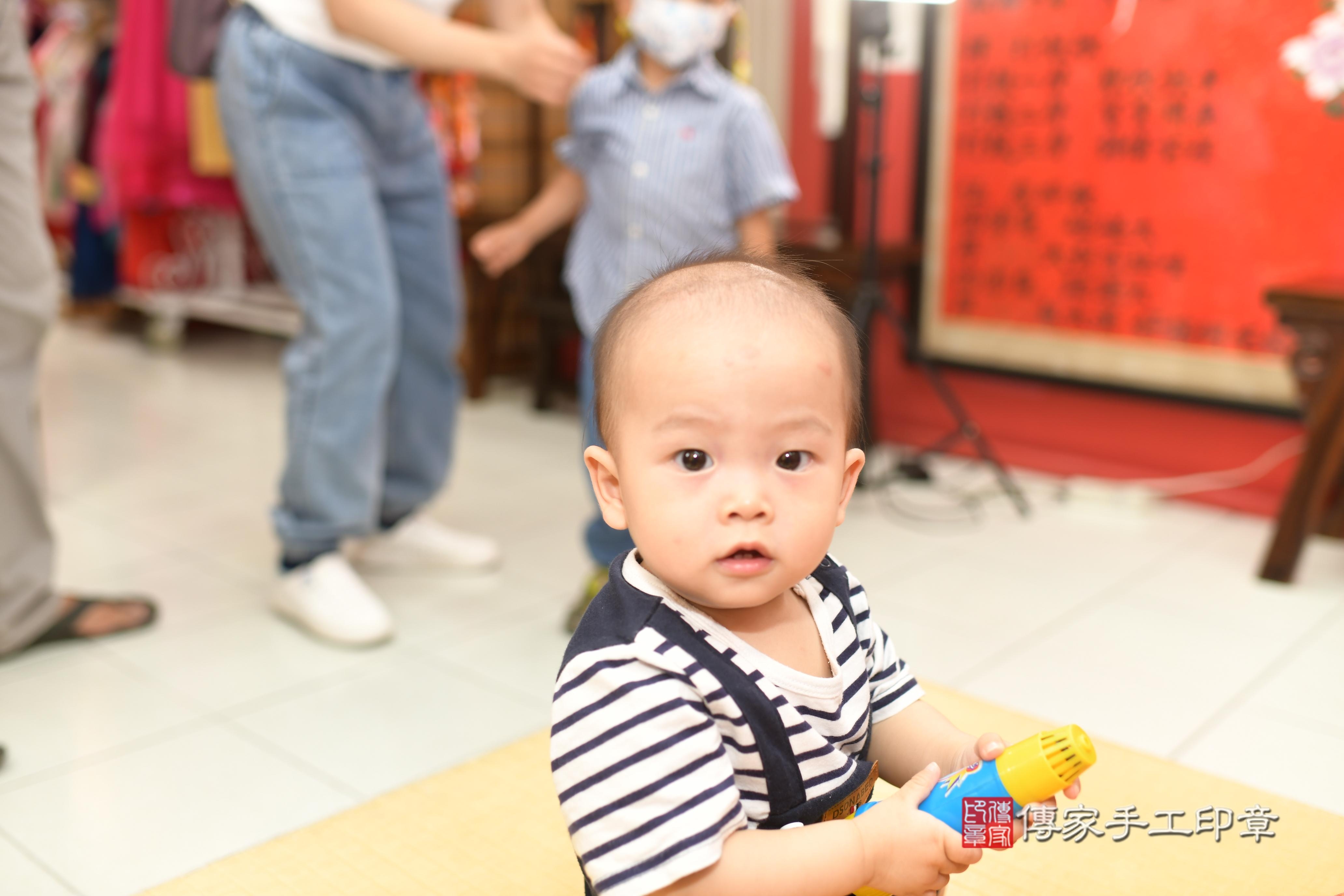傳家手工印章高雄店、抓周、度脺、中國風會場、傳家嬰兒古禮、吉祥話、抓周道具物品24種、拍照。抓周證書。寶寶抓周、滿周歲、生日快樂、祝福